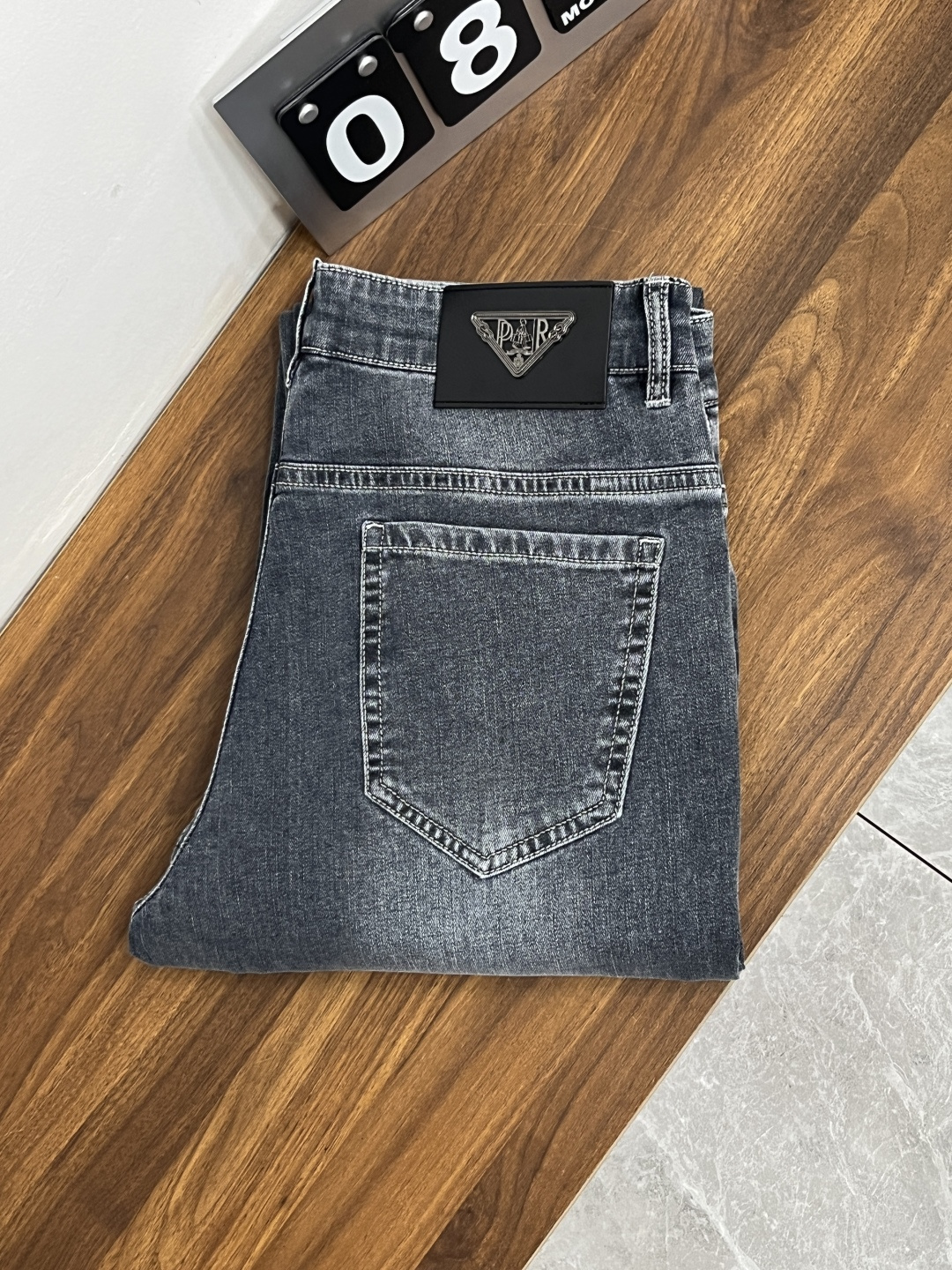 NO:777092,Mainly recommended Prada Prada exclusively provides new trendy men's fashionable casual jeans, high-end European original trousers, trendy fashionable casual trousers with high breathability and comfort, impeccable details, brand element design concept, reflecting high quality. Presenting casual tailoring, the upper body shape is awesome!  Code number 29-38 (no 35 37) H2026 new model debut,, prada, prada, jeans,19860909主推 Prada 普拉达 独家专供新款潮男时尚休闲牛仔裤,高端欧版原单裤子,潮流时尚休闲裤子 透气舒适度高,细节无可挑剔,品牌元素设计理念,体现高品质.呈现休闲裁剪,上身版型超赞！ 码数29-38（无35 37） H2026新款首发,,prada,prada,jeans,,Men's clothing