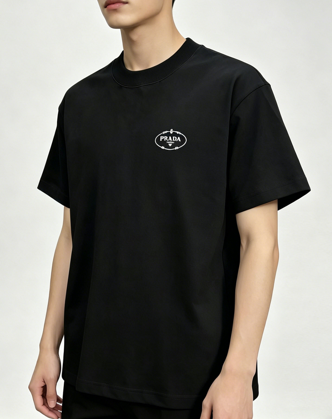 NO:951537,Mainly recommend Prada 2026ss spring new release Prada short-sleeved T-shirt, 180-count high-end pure cotton 280 grams heavy thickened sweat-absorbent short-sleeved shirt!  The letter logo embroidery makes you feel comfortable and slim when you wear it. It is lazy and casual. When combined with clean and simple colors, it is particularly eye-catching and suitable for daily wear~ We are launching sports items decorated with vibrant prints for a fashionable and quality life!  Size M-3XL H2026 new model debut,, prada, prada, T-shirt, tees, t-shirt,19860909主推 Prada 2026ss春季新款发布普拉达短袖T恤,臻选180支高端纯棉280克重加厚吸汗短袖！字母logo刺绣,穿上就是舒适自在又显瘦的存在,慵懒而随性,结合干净简单的色系就特别耐看,适合日常穿着~倾情推出缀饰活力印花的运动单品,时尚品质生活！ 尺码M-3XL H2026新款首发,,prada,prada,T-shirt,tees，t-shirt,,Men's clothing