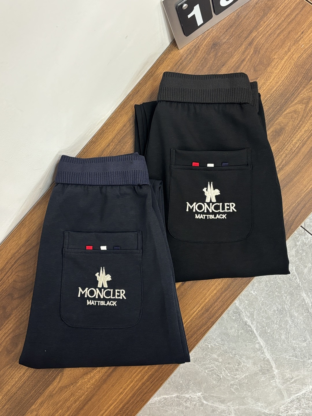 NO:774633,We mainly recommend Moncler’s 2025 autumn and winter new casual pants!  On sale simultaneously on the official website. The brand's classic LOGO casual pants, customized fabrics, excellent comfort, strong touch. Highly recognizable, perfect appearance and craftsmanship. Size M-3XL H2026 new model debut, Moncler,19860909主推 Moncler 蒙口 2025秋冬新款休闲裤！官网同步发售.品牌经典LOGO休闲裤 ,定制面料,舒适度极好,手触感强烈.辨识度极高,完美品相工艺. 尺码M-3XL H2026新款首发,,Moncler,,Men's clothing