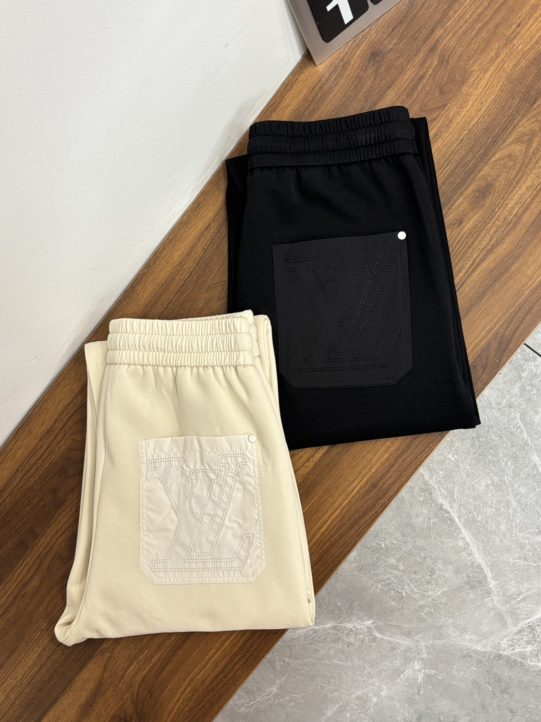 NO:774644,Mainly recommend LV Donkey brand 2025 new autumn and winter casual pants!  On sale simultaneously on the official website. The brand's classic LOGO casual pants, customized fabrics, excellent comfort, strong touch. Highly recognizable, perfect appearance and craftsmanship. Size M-3XL H2026 new model debut,, louis vuitton, louis vuitton,19860909主推 LV 驴牌 2025秋冬新款休闲裤！官网同步发售.品牌经典LOGO休闲裤 ,定制面料,舒适度极好,手触感强烈.辨识度极高,完美品相工艺. 尺码M-3XL H2026新款首发,,louis vuitton,louis vuitton,,Men's clothing