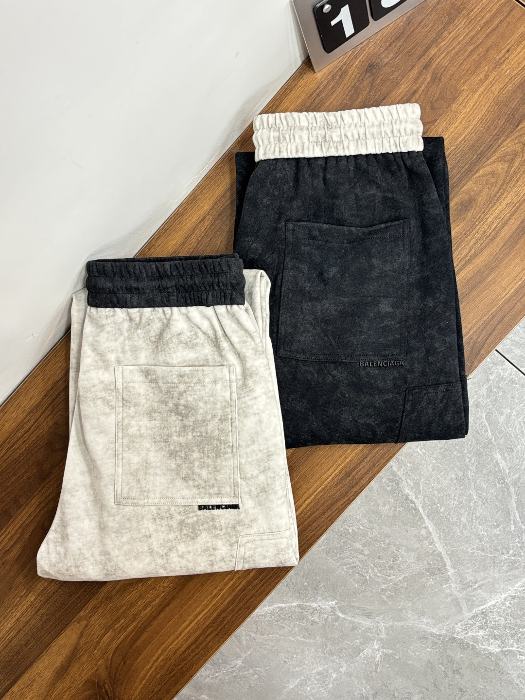 NO:774545,Mainly recommend Balenciaga 2025 autumn and winter new casual pants!  On sale simultaneously on the official website. The brand's classic LOGO casual pants, customized fabrics, excellent comfort, strong touch. Highly recognizable, perfect appearance and craftsmanship. Size M-3XL H2026 new model debut,, balenciaga, balenciaga,19860909主推 Balenciaga 巴黎世家 2025秋冬新款休闲裤！官网同步发售.品牌经典LOGO休闲裤 ,定制面料,舒适度极好,手触感强烈.辨识度极高,完美品相工艺. 尺码M-3XL H2026新款首发,,balenciaga,balenciaga,,Men's clothing