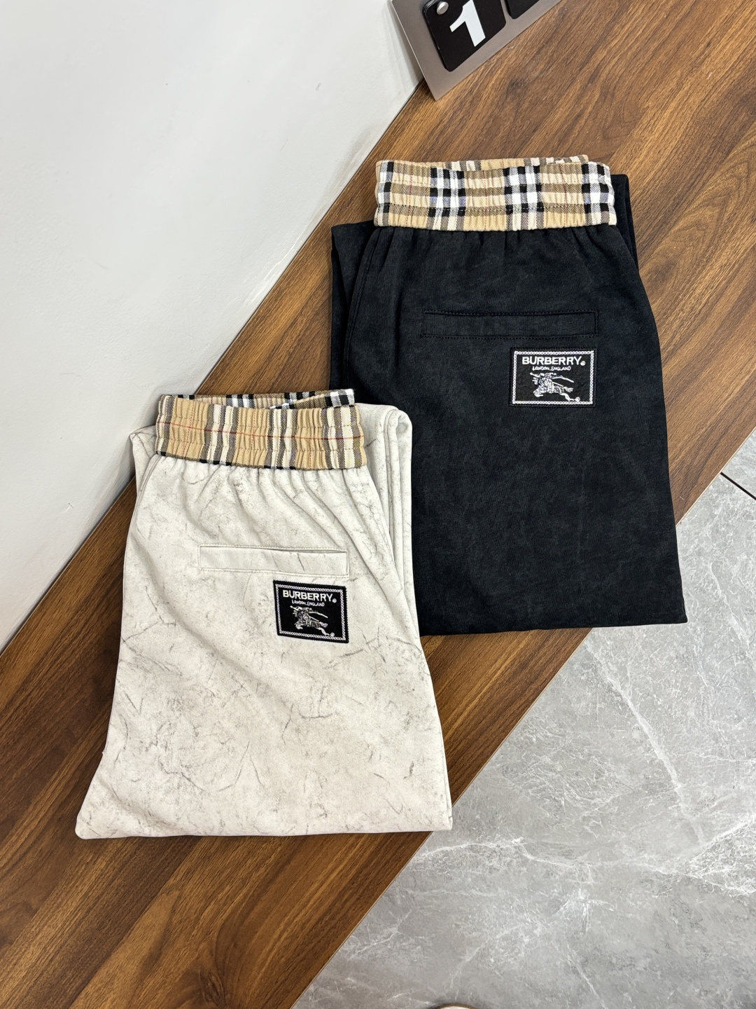 NO:774549,Mainly recommend Burberry 2025 autumn and winter new casual pants!  On sale simultaneously on the official website. The brand's classic LOGO casual pants, customized fabrics, excellent comfort, strong touch. Highly recognizable, perfect appearance and craftsmanship. Size M-3XL H2026 new model debut,, burberry, burberry,19860909主推 Burberry 巴宝莉 2025秋冬新款休闲裤！官网同步发售.品牌经典LOGO休闲裤 ,定制面料,舒适度极好,手触感强烈.辨识度极高,完美品相工艺. 尺码M-3XL H2026新款首发,,burberry,burberry,,Men's clothing