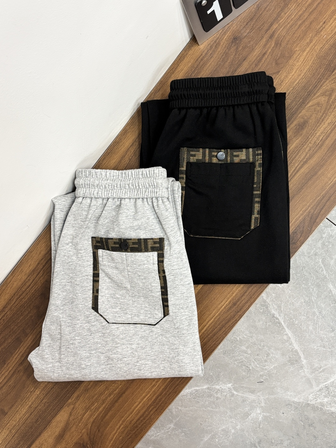 NO:774553,Mainly recommend Fendi Fendi 2025 autumn and winter new casual pants!  On sale simultaneously on the official website. The brand's classic LOGO casual pants, customized fabrics, extremely comfortable and strong to the touch. Highly recognizable, perfect appearance and craftsmanship. Size M-3XL H2026 new model debut,, fendi, fendi,19860909主推 Fendi 芬迪 2025秋冬新款休闲裤！官网同步发售.品牌经典LOGO休闲裤 ,定制面料,舒适度极好,手触感强烈.辨识度极高,完美品相工艺. 尺码M-3XL H2026新款首发,,fendi,fendi,,Men's clothing