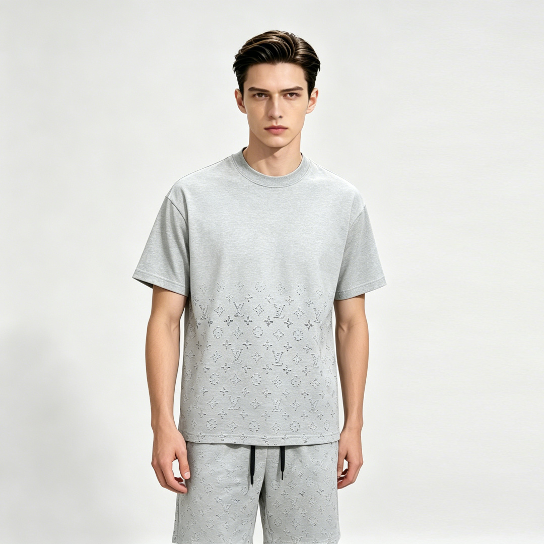 NO:774565,Mainly recommend LV's new spring short-sleeved donkey brand pure cotton short-sleeved shorts suit, pure cotton shorts suit, the upper body effect is great, a leisure holiday boutique!  Light luxury style, simple and elegant!  Size M-XXXL H2026 new model debut,,louis vuitton,louis vuitton,shorts,T-shirt,19860909主推 LV 春季新款短袖驴牌纯棉短袖短裤套装,纯棉短裤套装,上身效果非常棒,休闲度假精品！轻奢风格简约大气！ 尺码M-XXXL H2026新款首发,,louis vuitton,louis vuitton,shorts,T-shirt,,Men's clothing