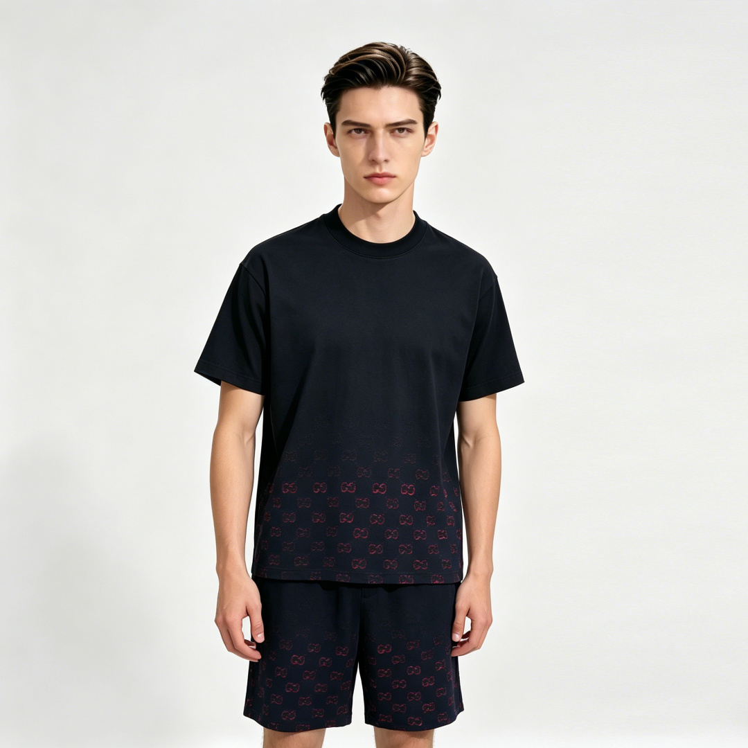 NO:774573,Mainly recommending Gucci's new spring short-sleeved Gucci pure cotton short-sleeved shorts suit, pure cotton shorts suit, the upper body effect is great, a leisure and holiday boutique!  Light luxury style, simple and elegant!  Size M-XXXL H2026 new model first release,,gucci,shorts,T-shirt,19860909主推 Gucci 春季新款短袖古奇纯棉短袖短裤套装,纯棉短裤套装,上身效果非常棒,休闲度假精品！轻奢风格简约大气！ 尺码M-XXXL H2026新款首发,,gucci,shorts,T-shirt,,Men's clothing