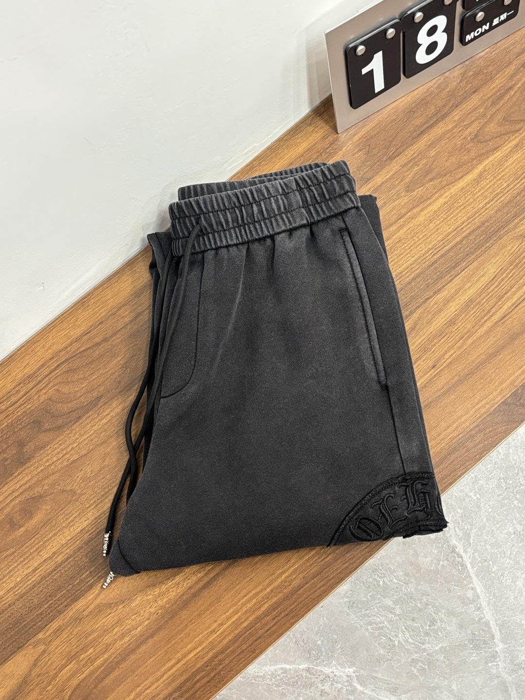 NO:777067,Mainly recommend Croxin 2025 new autumn and winter casual pants!  On sale simultaneously on the official website. The brand's classic LOGO casual pants, customized fabrics, excellent comfort, strong touch. Highly recognizable, perfect appearance and craftsmanship. Size M-3XL H2026 new model debut, chrome hearts,19860909主推 克罗心 2025秋冬新款休闲裤！官网同步发售.品牌经典LOGO休闲裤 ,定制面料,舒适度极好,手触感强烈.辨识度极高,完美品相工艺. 尺码M-3XL H2026新款首发,,chrome hearts,,Men's clothing