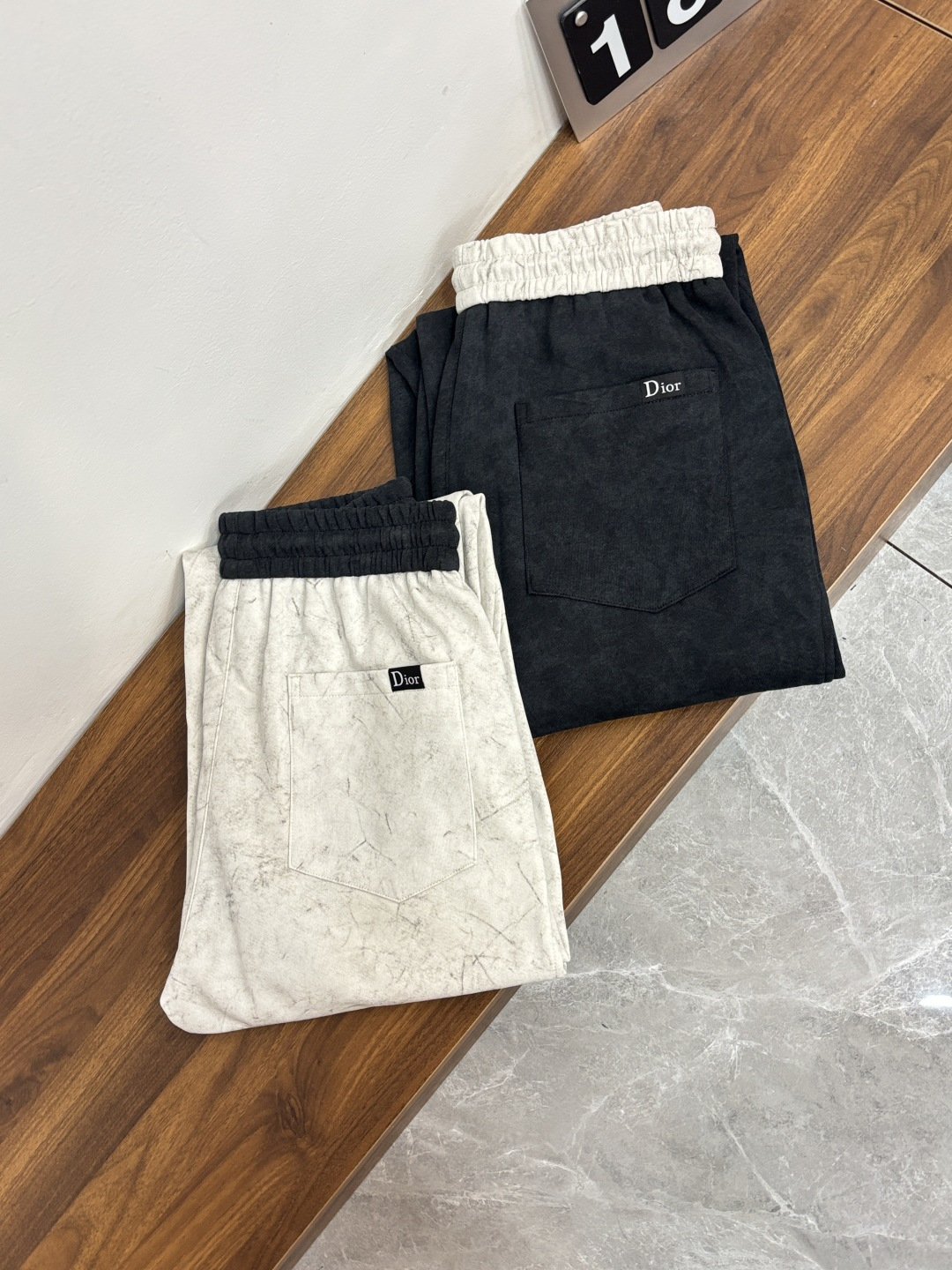 NO:777071,Mainly recommend Dior Dior 2025 autumn and winter new casual pants!  On sale simultaneously on the official website. The brand's classic LOGO casual pants, customized fabrics, extremely comfortable, strong touch. Highly recognizable, perfect appearance and craftsmanship. Size M-3XL H2026 new model debut,, dior, dior,19860909主推 Dior 迪奥 2025秋冬新款休闲裤！官网同步发售.品牌经典LOGO休闲裤 ,定制面料,舒适度极好,手触感强烈.辨识度极高,完美品相工艺. 尺码M-3XL H2026新款首发,,dior,dior,,Men's clothing