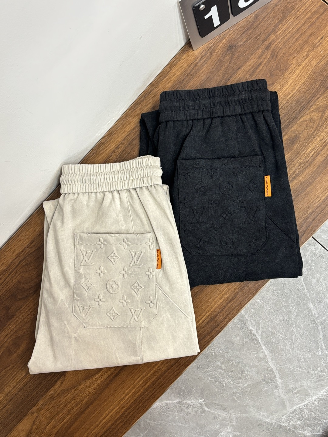 NO:777079,Mainly recommend LV Donkey brand 2025 new autumn and winter casual pants!  On sale simultaneously on the official website. The brand's classic LOGO casual pants, customized fabrics, excellent comfort, strong touch. Highly recognizable, perfect appearance and craftsmanship. Size M-3XL H2026 new model debut,, louis vuitton, louis vuitton,19860909主推 LV 驴牌 2025秋冬新款休闲裤！官网同步发售.品牌经典LOGO休闲裤 ,定制面料,舒适度极好,手触感强烈.辨识度极高,完美品相工艺. 尺码M-3XL H2026新款首发,,louis vuitton,louis vuitton,,Men's clothing
