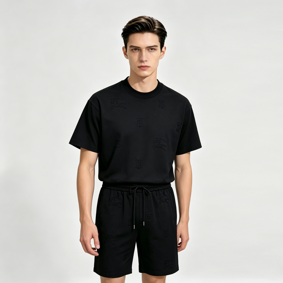 NO:777104,The main recommendation is Burberry's new spring short-sleeved Burberry pure cotton short-sleeved shorts suit. The pure cotton shorts suit has a great upper body effect and is a leisure and holiday boutique!  Light luxury style is simple and elegant!  Size M-XXXL H2026 new model first release,,burberry,burberry,shorts,T-shirt,19860909主推 Burberry 春季新款短袖巴宝莉纯棉短袖短裤套装,纯棉短裤套装,上身效果非常棒,休闲度假精品！轻奢风格简约大气！ 尺码M-XXXL H2026新款首发,,burberry,burberry,shorts,T-shirt,,Men's clothing