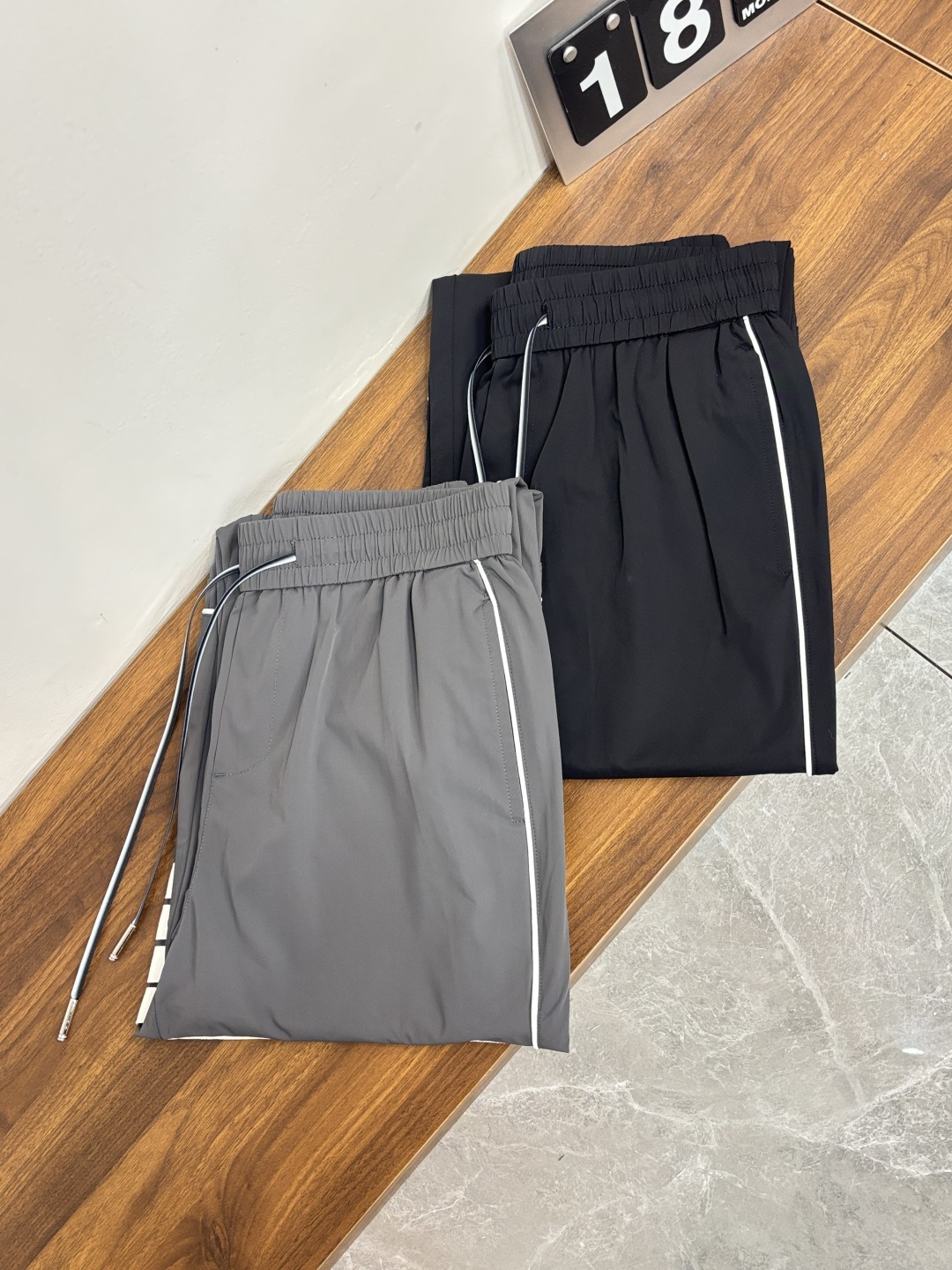NO:777103,Mainly recommend TB 2025 autumn and winter new casual pants!  The official website is on sale simultaneously. The brand's classic LOGO casual pants are made of customized fabrics, which are extremely comfortable and have a strong hand feel. They are highly recognizable and have perfect appearance and craftsmanship. The new size M-3XL H2026 is available for the first time.19860909主推 TB 2025秋冬新款休闲裤！官网同步发售.品牌经典LOGO休闲裤 ,定制面料,舒适度极好,手触感强烈.辨识度极高,完美品相工艺. 尺码M-3XL H2026新款首发,,,Men's clothing