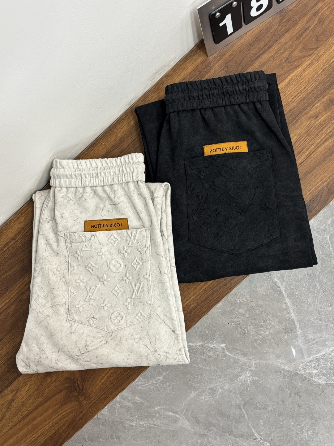 NO:777105,Mainly recommend LV Donkey brand 2025 new autumn and winter casual pants!  On sale simultaneously on the official website. The brand's classic LOGO casual pants, customized fabrics, excellent comfort, strong touch. Highly recognizable, perfect appearance and craftsmanship. Size M-3XL H2026 new model debut,, louis vuitton, louis vuitton,19860909主推 LV 驴牌 2025秋冬新款休闲裤！官网同步发售.品牌经典LOGO休闲裤 ,定制面料,舒适度极好,手触感强烈.辨识度极高,完美品相工艺. 尺码M-3XL H2026新款首发,,louis vuitton,louis vuitton,,Men's clothing