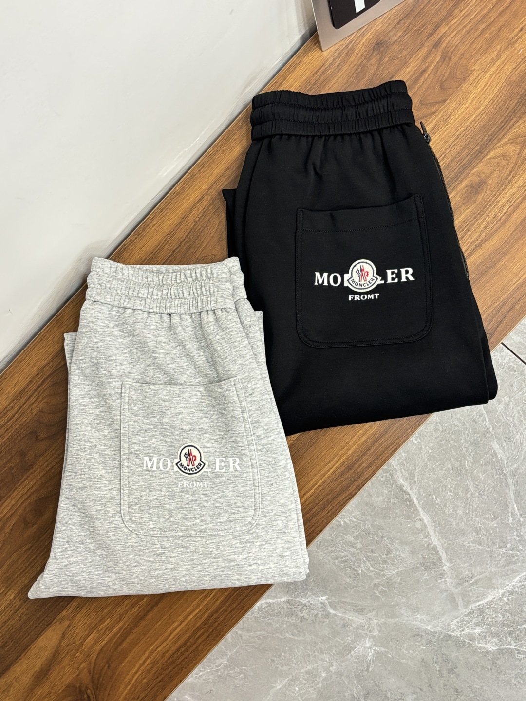 NO:777106,We mainly recommend Moncler’s 2025 autumn and winter new casual pants!  On sale simultaneously on the official website. The brand's classic LOGO casual pants, customized fabrics, excellent comfort, strong touch. Highly recognizable, perfect appearance and craftsmanship. Size M-3XL H2026 new model debut, Moncler,19860909主推 Moncler 蒙口 2025秋冬新款休闲裤！官网同步发售.品牌经典LOGO休闲裤 ,定制面料,舒适度极好,手触感强烈.辨识度极高,完美品相工艺. 尺码M-3XL H2026新款首发,,Moncler,,Men's clothing