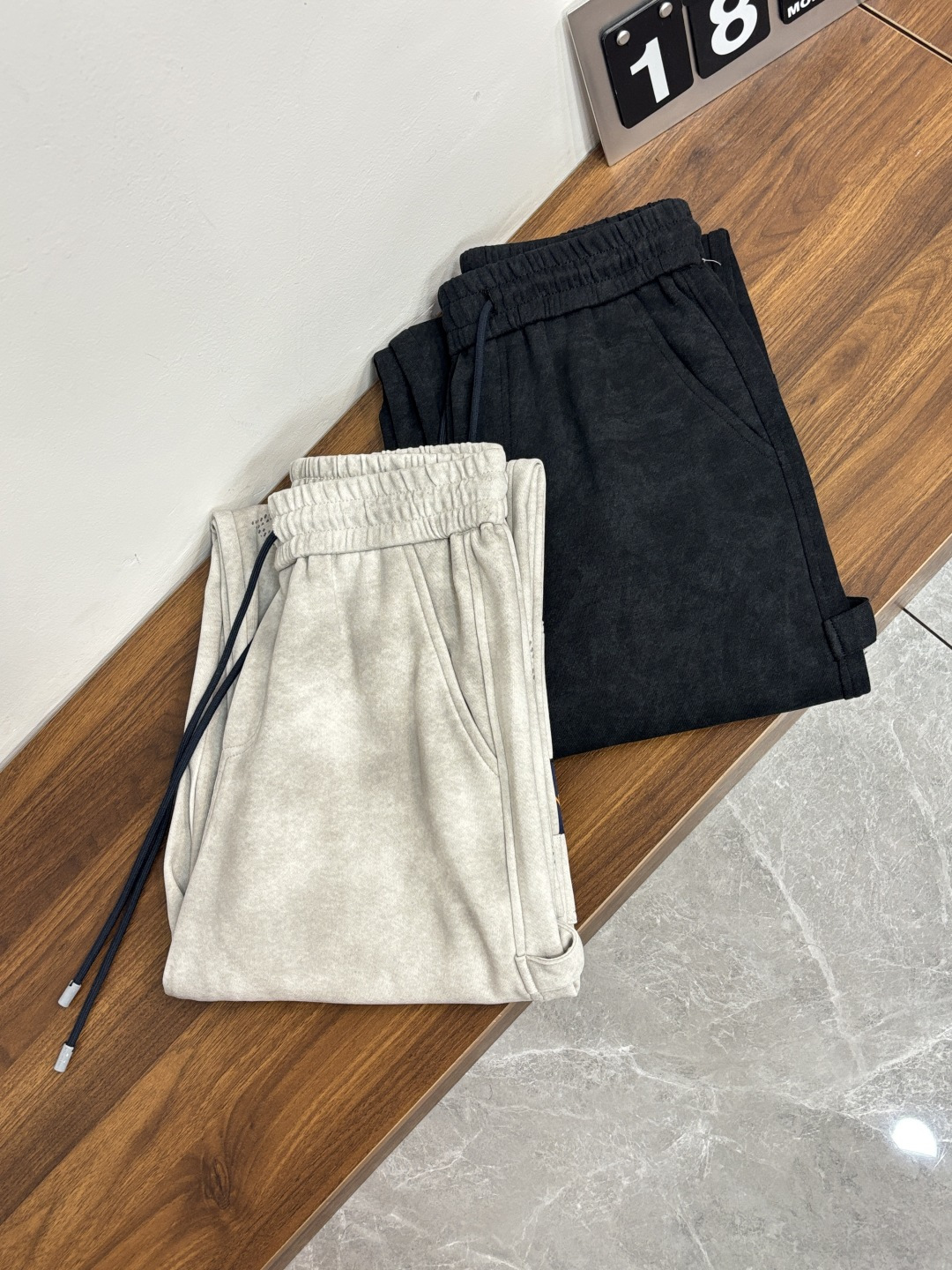 NO:777109,Mainly recommend LV Donkey brand 2025 new autumn and winter casual pants!  On sale simultaneously on the official website. The brand's classic LOGO casual pants, customized fabrics, excellent comfort, strong touch. Highly recognizable, perfect appearance and craftsmanship. Size M-3XL H2026 new model debut,, louis vuitton, louis vuitton,19860909主推 LV 驴牌 2025秋冬新款休闲裤！官网同步发售.品牌经典LOGO休闲裤 ,定制面料,舒适度极好,手触感强烈.辨识度极高,完美品相工艺. 尺码M-3XL H2026新款首发,,louis vuitton,louis vuitton,,Men's clothing