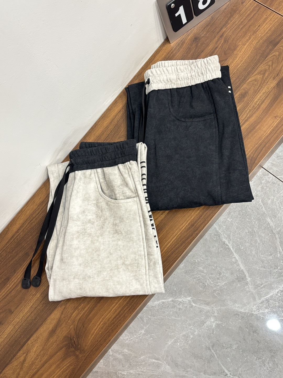 NO:777112,Mainly recommend Loewe 2025 autumn and winter new casual pants!  On sale simultaneously on the official website. The brand's classic LOGO casual pants, customized fabrics, extremely comfortable and strong to the touch. Highly recognizable, perfect appearance and craftsmanship. Size M-3XL H2026 new model debut,, loewe, loewe,19860909主推 Loewe 罗意威 2025秋冬新款休闲裤！官网同步发售.品牌经典LOGO休闲裤 ,定制面料,舒适度极好,手触感强烈.辨识度极高,完美品相工艺. 尺码M-3XL H2026新款首发,,loewe,loewe,,Men's clothing