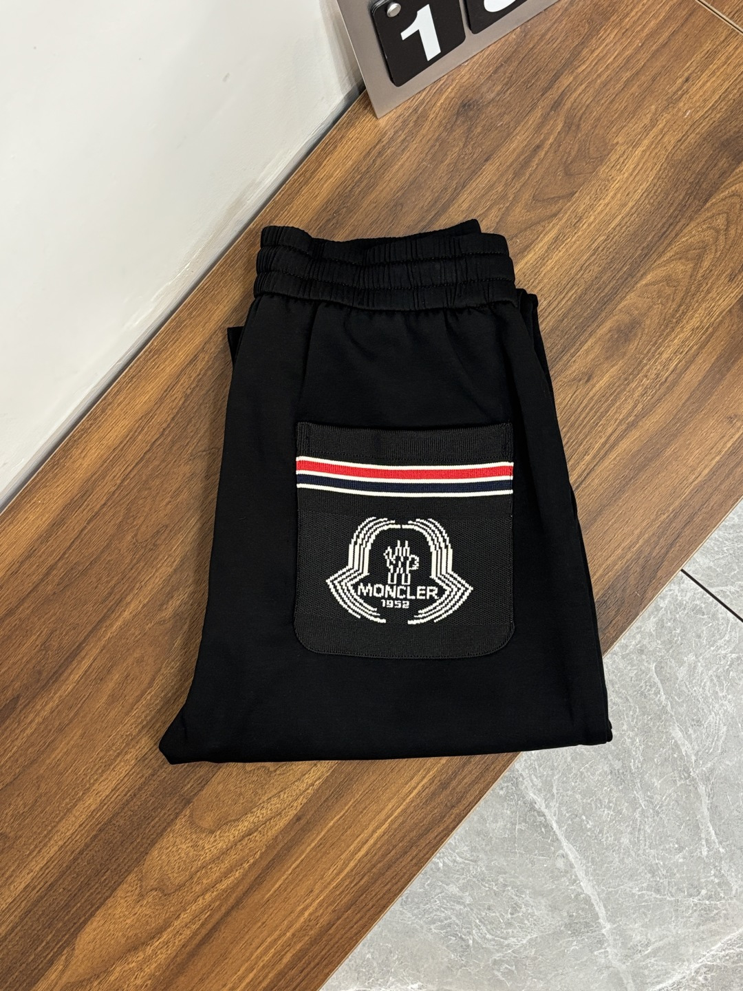 NO:777119,We mainly recommend Moncler’s 2025 autumn and winter new casual pants!  On sale simultaneously on the official website. The brand's classic LOGO casual pants, customized fabrics, excellent comfort, strong touch. Highly recognizable, perfect appearance and craftsmanship. Size M-3XL H2026 new model debut, Moncler,19860909主推 Moncler 蒙口 2025秋冬新款休闲裤！官网同步发售.品牌经典LOGO休闲裤 ,定制面料,舒适度极好,手触感强烈.辨识度极高,完美品相工艺. 尺码M-3XL H2026新款首发,,Moncler,,Men's clothing