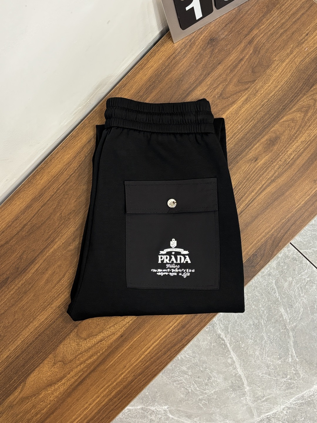 NO:777123,Mainly recommend Prada Prada 2025 autumn and winter new casual pants!  The official website is on sale simultaneously. The brand's classic LOGO casual pants are made of customized fabrics with excellent comfort and strong touch. Highly recognizable and perfect in appearance and craftsmanship. Size M-3XL H2026 new model debuts, prada, prada,19860909主推 Prada 普拉达 2025秋冬新款休闲裤！官网同步发售.品牌经典LOGO休闲裤 ,定制面料,舒适度极好,手触感强烈.辨识度极高,完美品相工艺. 尺码M-3XL H2026新款首发,,prada,prada,,Men's clothing