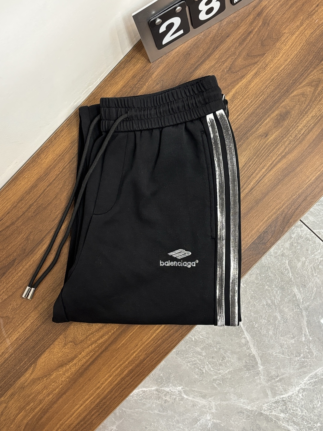 NO:777127,Mainly recommend Balenciaga 2025 autumn and winter new casual pants!  On sale simultaneously on the official website. The brand's classic LOGO casual pants, customized fabrics, extremely comfortable and strong to the touch. Highly recognizable, perfect appearance and craftsmanship. Size M-3XL H2026 new model debut,, balenciaga, balenciaga,19860909主推 Balenciaga 巴黎世家 2025秋冬新款休闲裤！官网同步发售.品牌经典LOGO休闲裤 ,定制面料,舒适度极好,手触感强烈.辨识度极高,完美品相工艺. 尺码M-3XL H2026新款首发,,balenciaga,balenciaga,,Men's clothing