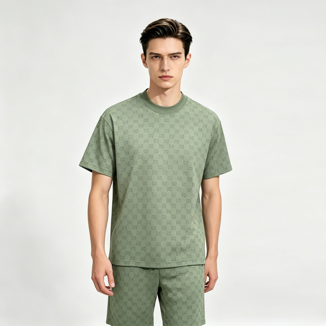 NO:777137,Mainly recommending Gucci's new spring short-sleeved Gucci pure cotton short-sleeved shorts suit, pure cotton shorts suit, the upper body effect is great, a leisure and holiday boutique!  Light luxury style, simple and elegant!  Size M-XXXL H2026 new model first release,,gucci,shorts,T-shirt,19860909主推 Gucci 春季新款短袖古奇纯棉短袖短裤套装,纯棉短裤套装,上身效果非常棒,休闲度假精品！轻奢风格简约大气！ 尺码M-XXXL H2026新款首发,,gucci,shorts,T-shirt,,Men's clothing