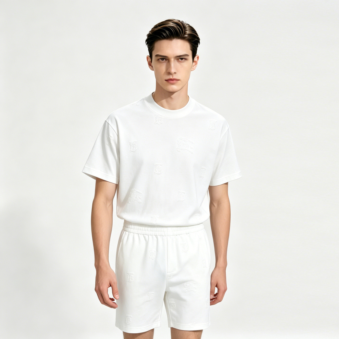 NO:777107,The main recommendation is Burberry's new spring short-sleeved Burberry pure cotton short-sleeved shorts suit. The pure cotton shorts suit has a great upper body effect and is a leisure and holiday boutique!  Light luxury style, simple and elegant!  Size M-XXXL H2026 new model first release,,burberry,burberry,shorts,T-shirt,19860909主推 Burberry 春季新款短袖巴宝莉纯棉短袖短裤套装,纯棉短裤套装,上身效果非常棒,休闲度假精品！轻奢风格简约大气！ 尺码M-XXXL H2026新款首发,,burberry,burberry,shorts,T-shirt,,Men's clothing