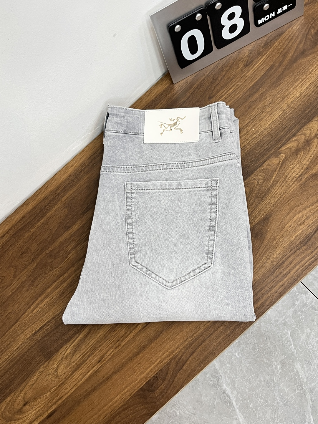 NO:841128,The main recommendation is Arc'teryx, which exclusively supplies new trendy men's fashionable casual jeans, high-end European original trousers, trendy fashionable casual trousers, with high breathability and comfort, impeccable details, brand element design concept, reflecting high quality. It presents casual tailoring, and the upper body shape is awesome!  Code number 29-38 (no 35 37) H2026 new model debut,arc'teryx,jeans,19860909主推 始祖鸟 独家专供新款潮男时尚休闲牛仔裤,高端欧版原单裤子,潮流时尚休闲裤子 透气舒适度高,细节无可挑剔,品牌元素设计理念,体现高品质.呈现休闲裁剪,上身版型超赞！ 码数29-38（无35 37） H2026新款首发,arc'teryx,jeans,,Men's clothing