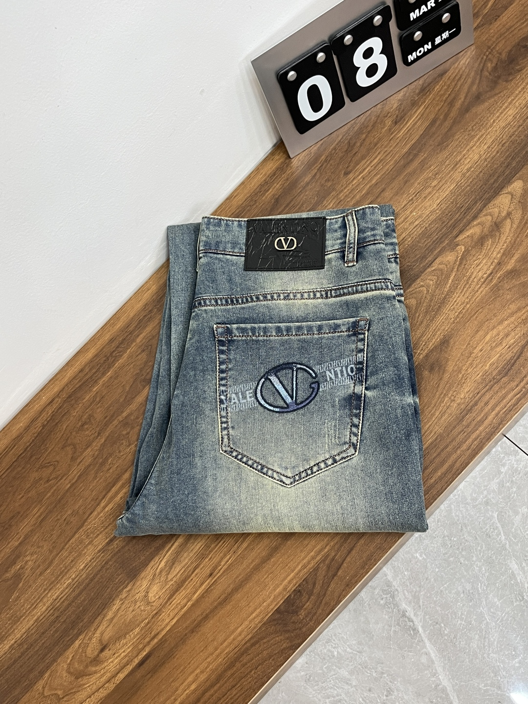 NO:841135,The main recommendation is Valentino, which exclusively supplies new trendy men's fashionable casual jeans, high-end European original trousers, trendy fashionable casual trousers, with high breathability and comfort, impeccable details, brand element design concept, reflecting high quality. It presents casual tailoring, and the upper body shape is awesome!  Code number 29-38 (no 35 37) H2026 new model debut,,valentino,jeans,19860909主推 华伦天奴 独家专供新款潮男时尚休闲牛仔裤,高端欧版原单裤子,潮流时尚休闲裤子 透气舒适度高,细节无可挑剔,品牌元素设计理念,体现高品质.呈现休闲裁剪,上身版型超赞！ 码数29-38（无35 37） H2026新款首发,,valentino,jeans,,Men's clothing