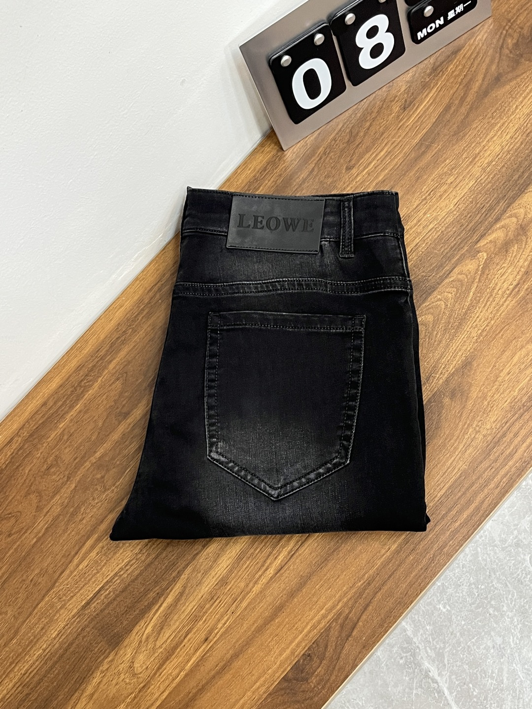 NO:841141,Mainly recommended Loewe Luo Yiwei exclusively supplies new trendy men's fashionable casual jeans, high-end European original trousers, trendy fashionable casual trousers with high breathability and comfort, impeccable details, brand element design concept, reflecting high quality. Presenting casual tailoring, the upper body shape is awesome!  Code number 29-38 (no 35 37) H2026 new model debut,,loewe,loewe,jeans,19860909主推 Loewe 罗意威 独家专供新款潮男时尚休闲牛仔裤,高端欧版原单裤子,潮流时尚休闲裤子 透气舒适度高,细节无可挑剔,品牌元素设计理念,体现高品质.呈现休闲裁剪,上身版型超赞！ 码数29-38（无35 37） H2026新款首发,,loewe,loewe,jeans,,Men's clothing
