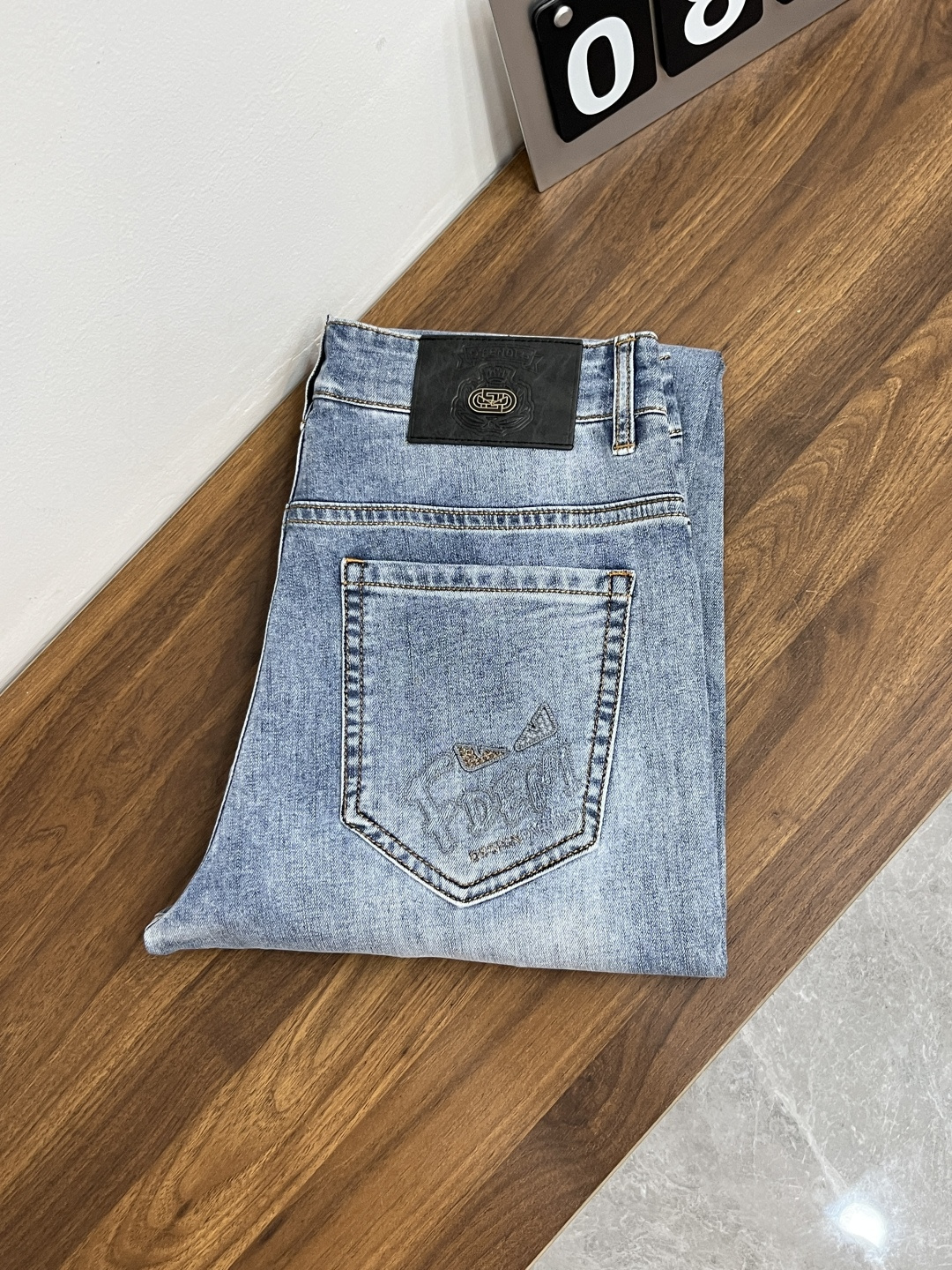 NO:841146,Mainly recommended Fendi Fendi exclusively provides new trendy men's fashionable casual jeans, high-end European original trousers, trendy fashionable casual trousers with high breathability and comfort, impeccable details, brand element design concept, reflecting high quality. Presenting casual tailoring, the upper body shape is awesome!  Code number 29-38 (no 35 37) H2026 new model debut,,fendi,fendi,jeans,19860909主推 Fendi 芬迪 独家专供新款潮男时尚休闲牛仔裤,高端欧版原单裤子,潮流时尚休闲裤子 透气舒适度高,细节无可挑剔,品牌元素设计理念,体现高品质.呈现休闲裁剪,上身版型超赞！ 码数29-38（无35 37） H2026新款首发,,fendi,fendi,jeans,,Men's clothing