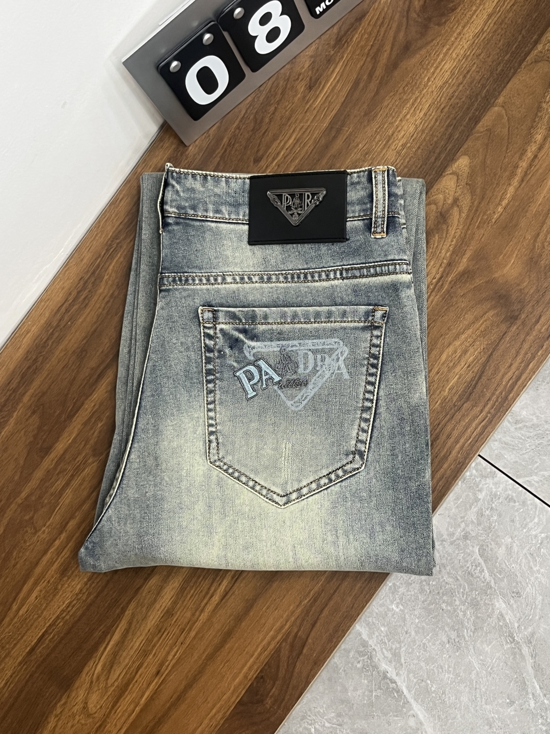NO:841101,Mainly recommended Prada Prada exclusively provides new trendy men's fashionable casual jeans, high-end European original trousers, trendy fashionable casual trousers with high breathability and comfort, impeccable details, brand element design concept, reflecting high quality. Presenting casual tailoring, the upper body shape is awesome!  Code number 29-38 (no 35 37) H2026 new model debut,, prada, prada, jeans,19860909主推 Prada 普拉达 独家专供新款潮男时尚休闲牛仔裤,高端欧版原单裤子,潮流时尚休闲裤子 透气舒适度高,细节无可挑剔,品牌元素设计理念,体现高品质.呈现休闲裁剪,上身版型超赞！ 码数29-38（无35 37） H2026新款首发,,prada,prada,jeans,,Men's clothing