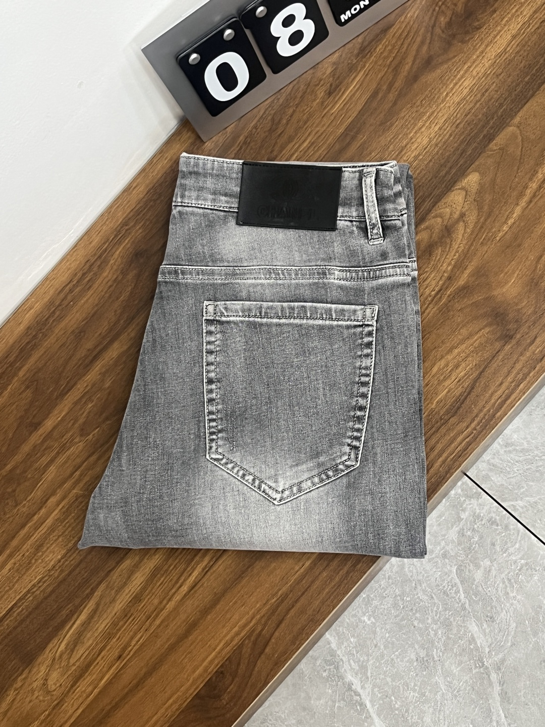 NO:841106,The main recommendation is Xiaoxiangjia, which exclusively provides new trendy men's fashionable casual jeans, high-end European original trousers, trendy fashionable casual trousers with high breathability and comfort, impeccable details, brand element design concept, reflecting high quality. It presents casual tailoring, and the upper body shape is awesome!  Code number 29-38 (no 35 37) H2026 new model debut,,chanel,jeans,19860909主推 小香家 独家专供新款潮男时尚休闲牛仔裤,高端欧版原单裤子,潮流时尚休闲裤子 透气舒适度高,细节无可挑剔,品牌元素设计理念,体现高品质.呈现休闲裁剪,上身版型超赞！ 码数29-38（无35 37） H2026新款首发,,chanel,jeans,,Men's clothing