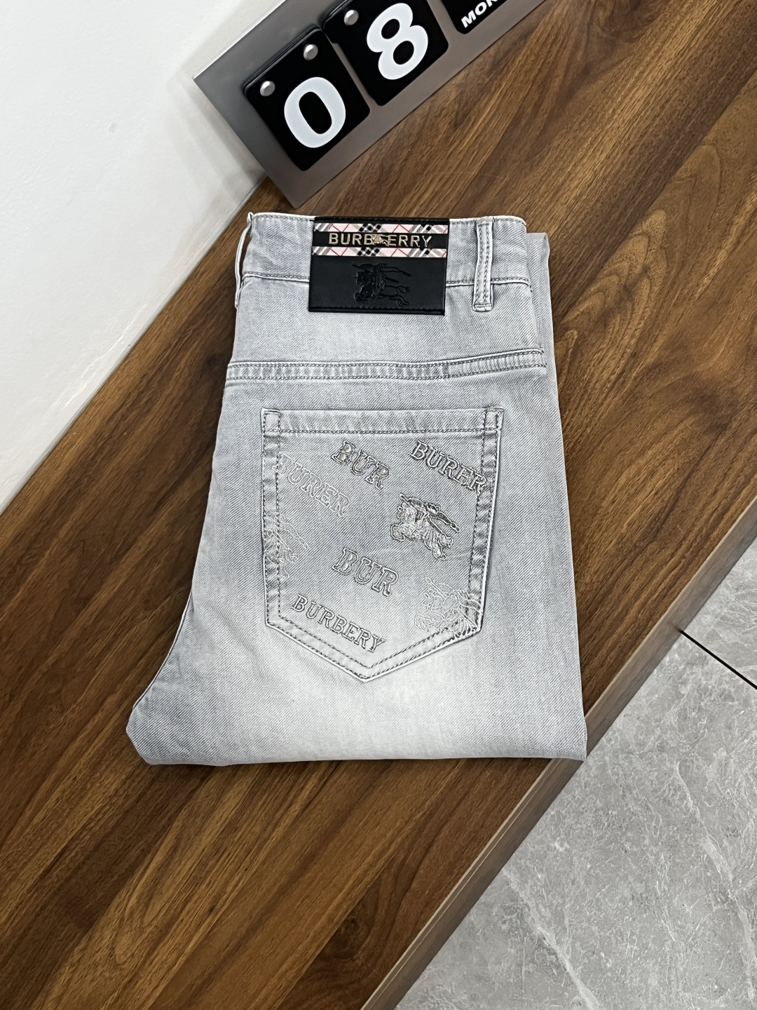 NO:841111,The main recommendation is Burberry, which exclusively provides new trendy men's fashionable casual jeans, high-end European original trousers, trendy fashionable casual trousers, with high breathability and comfort, impeccable details, brand element design concept, reflecting high quality. It presents casual tailoring, and the upper body shape is awesome!  Code number 29-38 (no 35 37) H2026 new model debut,,burberry,burberry,jeans,19860909主推 Burberry 巴宝莉 独家专供新款潮男时尚休闲牛仔裤,高端欧版原单裤子,潮流时尚休闲裤子 透气舒适度高,细节无可挑剔,品牌元素设计理念,体现高品质.呈现休闲裁剪,上身版型超赞！ 码数29-38（无35 37） H2026新款首发,,burberry,burberry,jeans,,Men's clothing