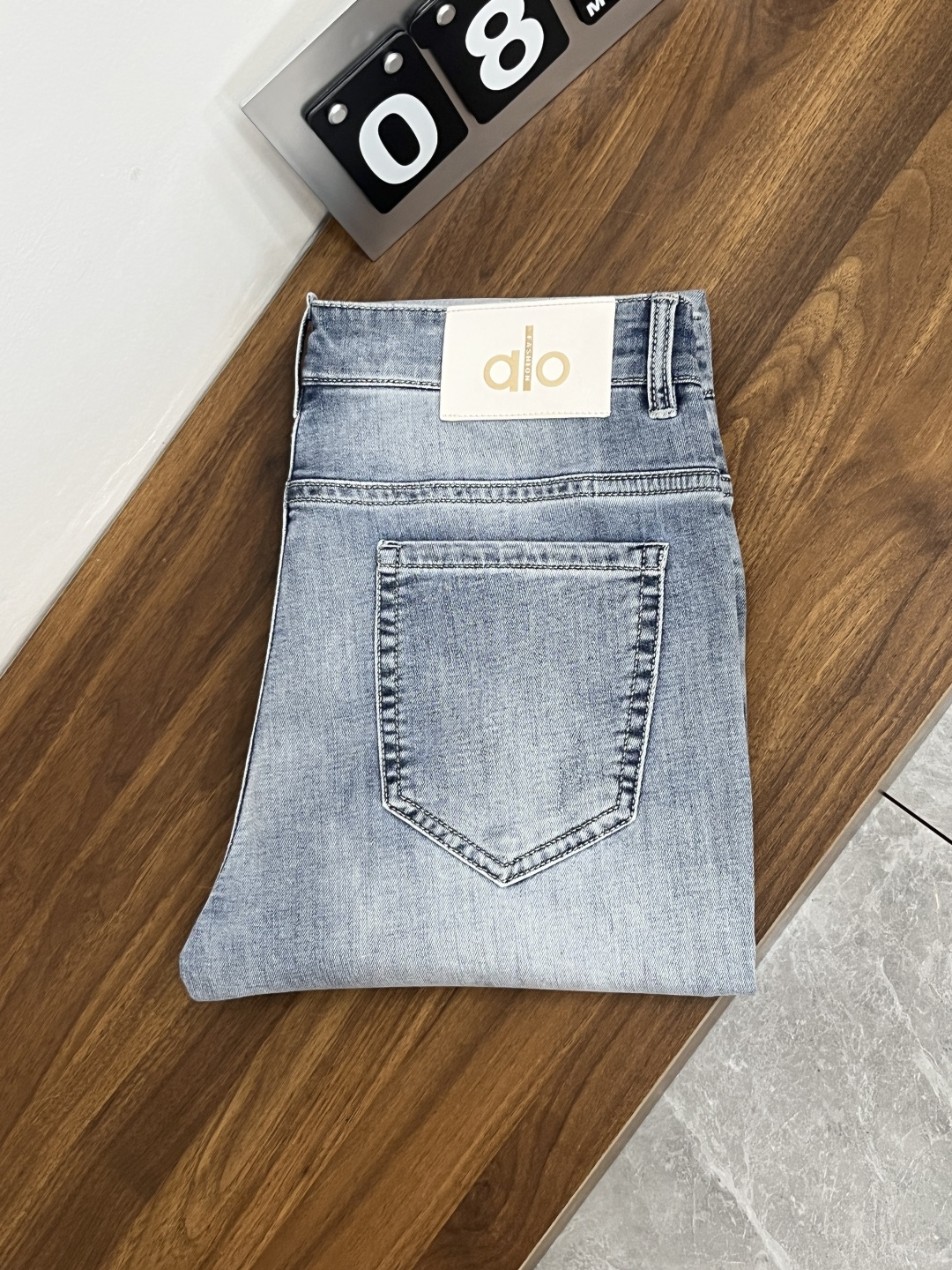 NO:841117,The main recommendation of alo is exclusively for new trendy men's fashionable casual jeans, high-end European original trousers, trendy fashionable casual trousers with high breathability and comfort, impeccable details, brand element design concept, reflecting high quality. It presents casual tailoring and the upper body shape is awesome!  Code number 29-38 (no 35 37) H2026 new model debut,,jeans,19860909主推 alo 独家专供新款潮男时尚休闲牛仔裤,高端欧版原单裤子,潮流时尚休闲裤子 透气舒适度高,细节无可挑剔,品牌元素设计理念,体现高品质.呈现休闲裁剪,上身版型超赞！ 码数29-38（无35 37） H2026新款首发,,jeans,,Men's clothing