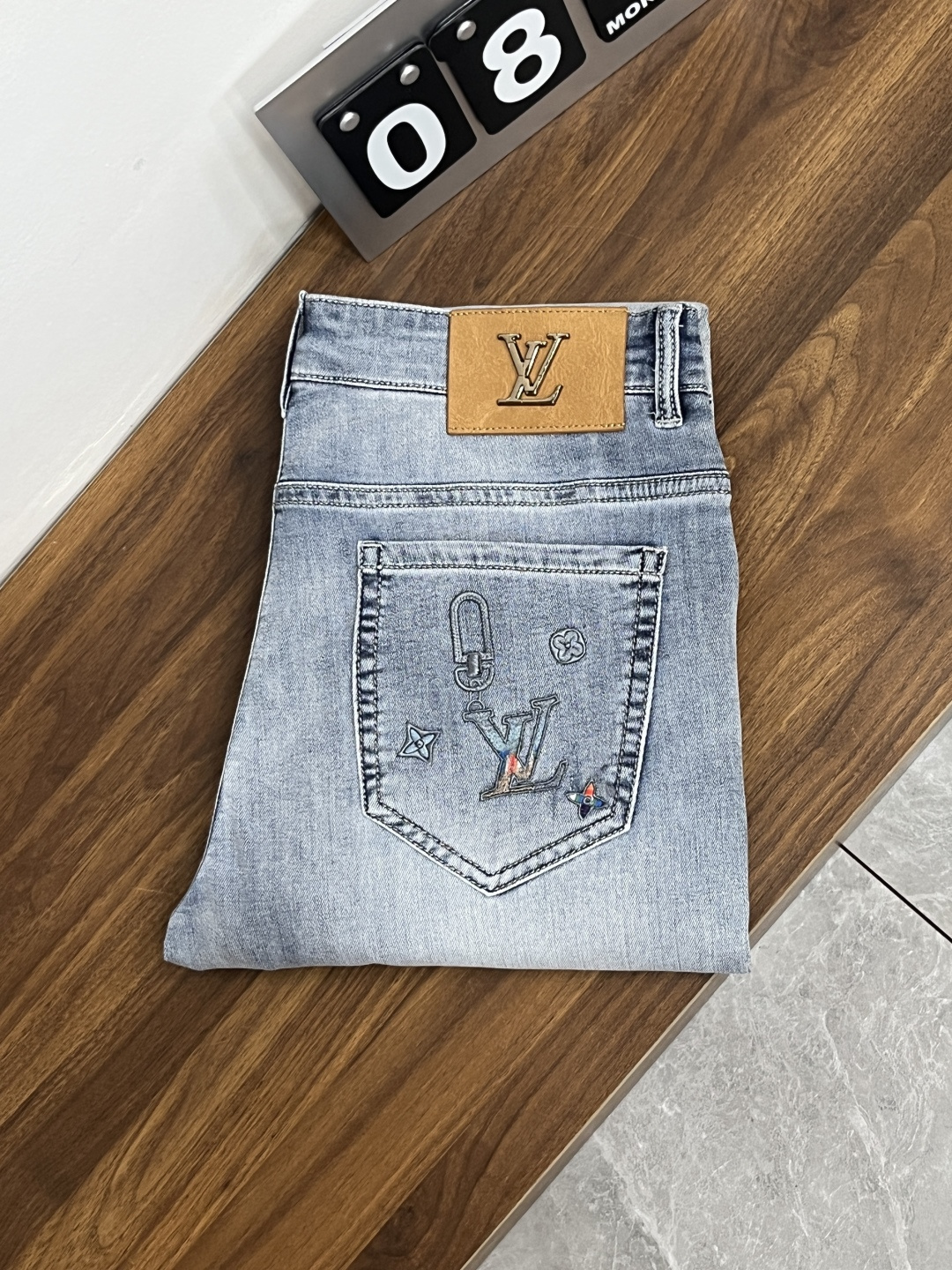 NO:841122,The main recommendation is LV Donkey brand, which exclusively supplies new trendy men's fashionable casual jeans, high-end European original trousers, trendy fashionable casual trousers, with high breathability and comfort, impeccable details, brand element design concept, reflecting high quality. It presents casual tailoring, and the upper body shape is awesome!  Code number 29-38 (no 35 37) H2026 new model debut,,louis vuitton,louis vuitton,jeans,19860909主推 LV 驴牌 独家专供新款潮男时尚休闲牛仔裤,高端欧版原单裤子,潮流时尚休闲裤子 透气舒适度高,细节无可挑剔,品牌元素设计理念,体现高品质.呈现休闲裁剪,上身版型超赞！ 码数29-38（无35 37） H2026新款首发,,louis vuitton,louis vuitton,jeans,,Men's clothing