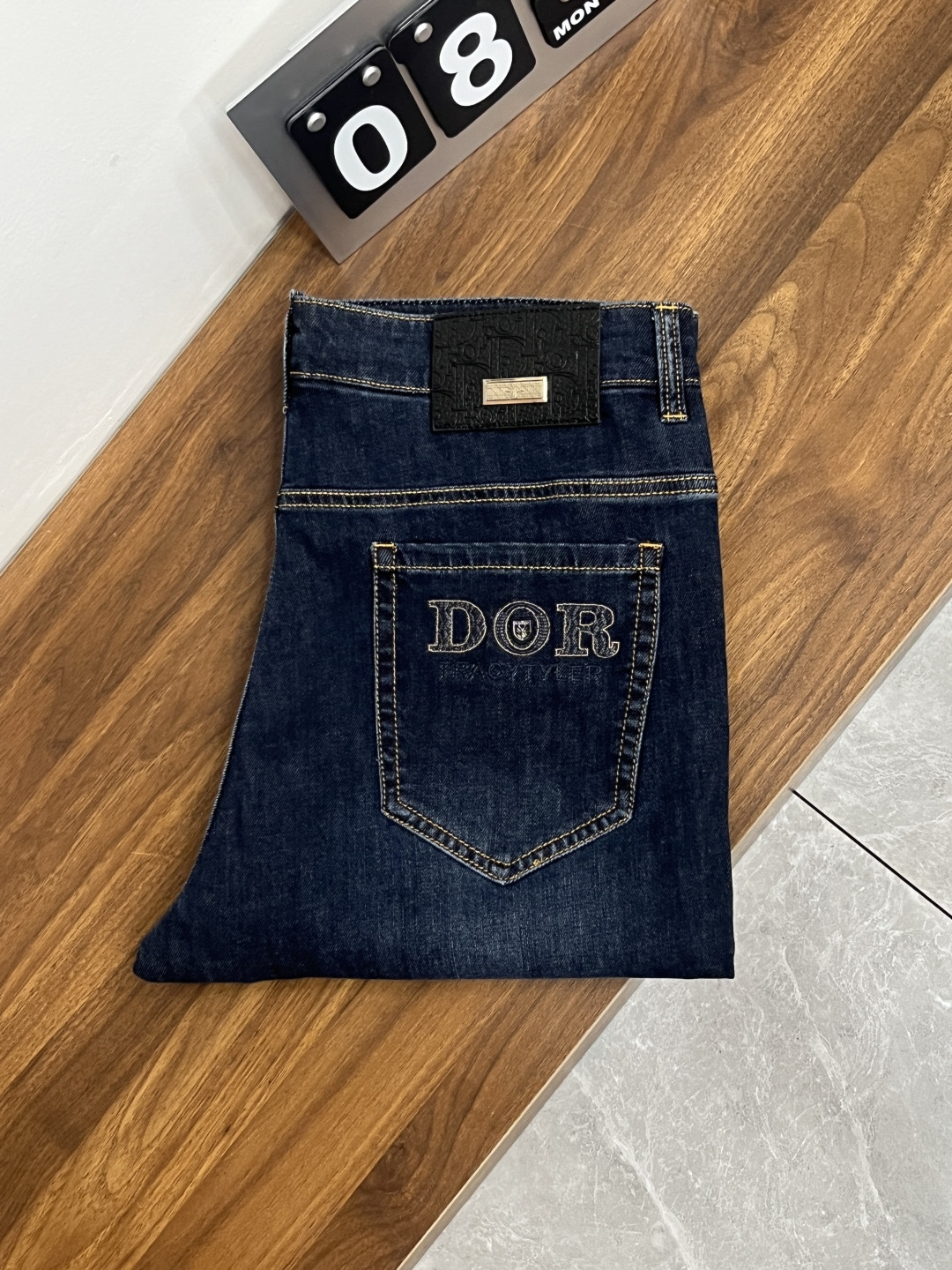 NO:841129,Mainly recommended by Dior, Dior exclusively provides new trendy men's fashionable casual jeans, high-end European original trousers, trendy fashionable casual trousers with high breathability and comfort, impeccable details, brand element design concept, reflecting high quality. It presents casual tailoring, and the upper body shape is awesome!  Code number 29-38 (no 35 37) H2026 new model debut,,dior,dior,jeans,19860909主推 Dior 迪奥 独家专供新款潮男时尚休闲牛仔裤,高端欧版原单裤子,潮流时尚休闲裤子 透气舒适度高,细节无可挑剔,品牌元素设计理念,体现高品质.呈现休闲裁剪,上身版型超赞！ 码数29-38（无35 37） H2026新款首发,,dior,dior,jeans,,Men's clothing