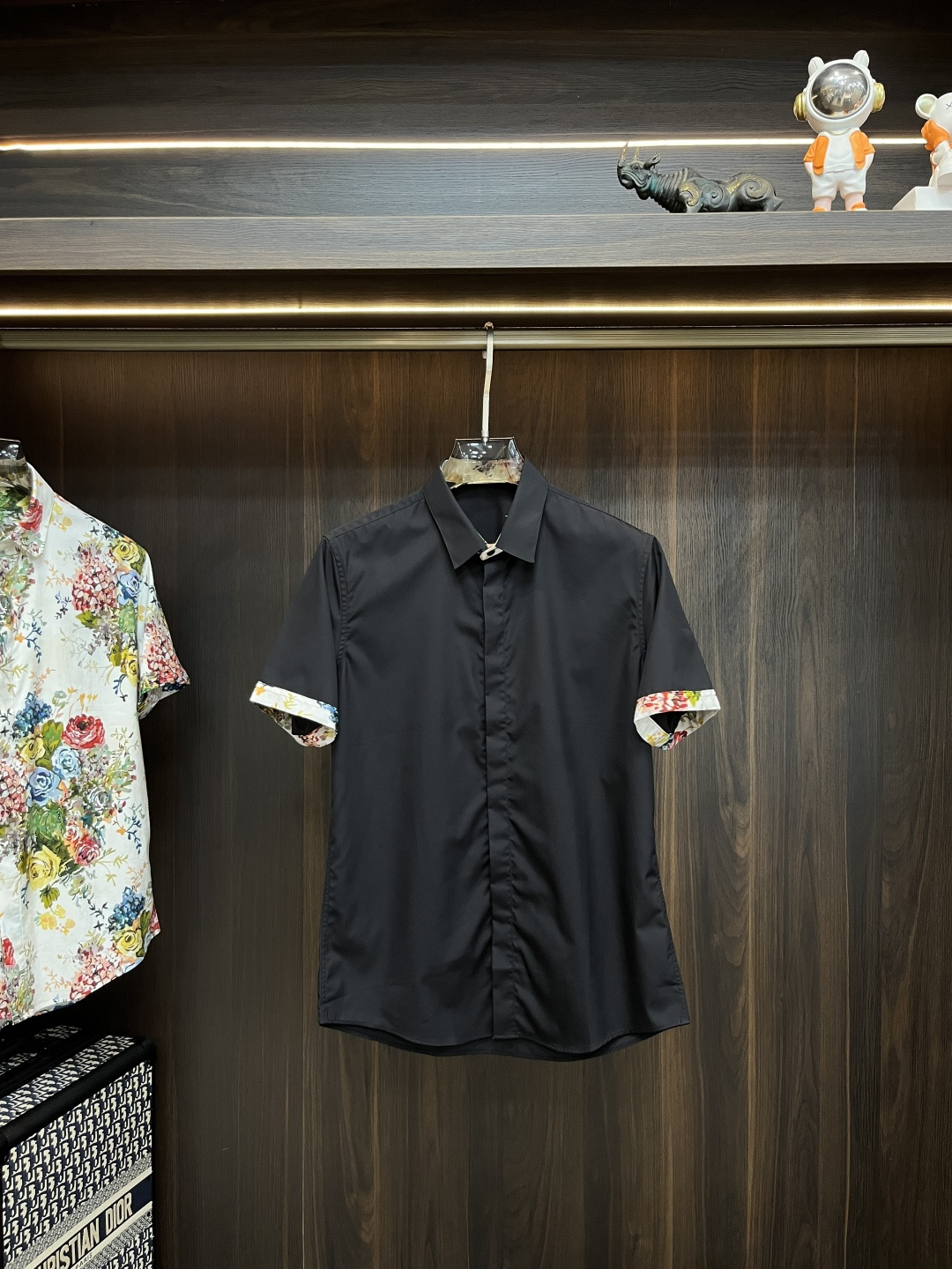 NO:849619,Mainly recommend Armani 2026 spring and summer new shirts. Armani men's essential short-sleeved shirts, top embroidery craft shirts, high-end light luxury boutique natural cotton shirts. Comfortable and breathable, original goods, original fabrics, soft and comfortable, high-end and luxurious upper body, enough class for the scene, this shirt will make you satisfied and face-saving! Size 38-40-42-44-46-48  H2026 new model debut,,armani,armani,shirts,T-shirt,19860909主推 Armani 2026春夏新款衬衫阿玛尼男士必备款短袖衬衫,顶级刺绣工艺衬衫,高端轻奢精品天然纯棉衬衫.舒服透气,原单狠货,原版面料,柔软舒适,上身高端又奢华,足够场面的档次,这款衬衫无不骄傲的让你满意有面子! 尺码38-40-42-44-46-48 H2026新款首发,,armani,armani,shirts,T-shirt,,Men's clothing