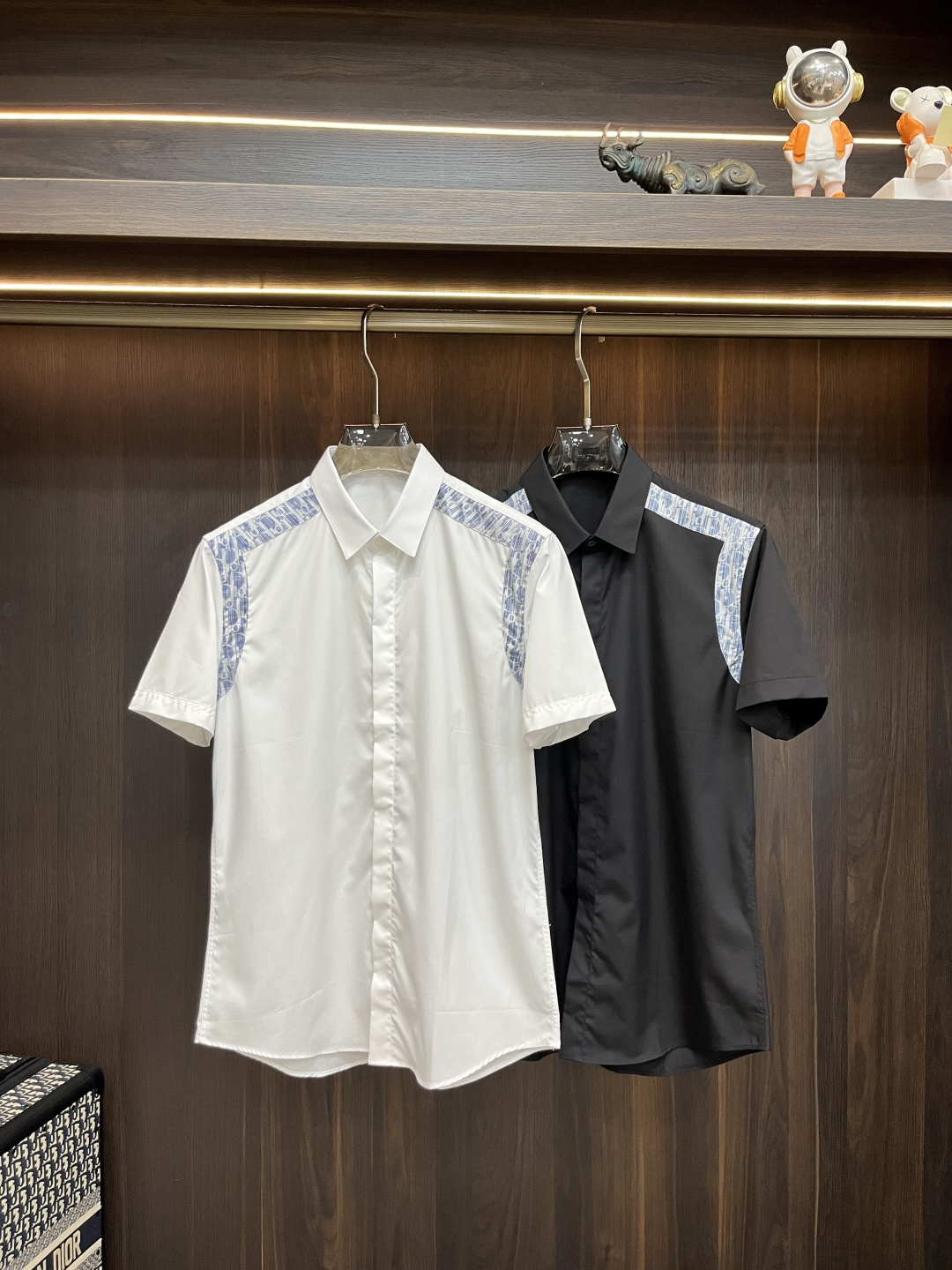 NO:849622,Mainly recommend Dior 2026 spring and summer new shirts Dior men's essential short-sleeved shirts, top embroidery craft shirts, high-end light luxury boutique natural cotton shirts. Comfortable and breathable, original goods, original fabrics, soft and comfortable, high-end and luxurious upper body, enough class for the scene, this shirt will make you satisfied and look good! Size 38-40-42-44-46-48  H2026 new style debut,,dior,dior,shirts,T-shirt,19860909主推 Dior 2026春夏新款衬衫迪奥男士必备款短袖衬衫,顶级刺绣工艺衬衫,高端轻奢精品天然纯棉衬衫.舒服透气,原单狠货,原版面料,柔软舒适,上身高端又奢华,足够场面的档次,这款衬衫无不骄傲的让你满意有面子! 尺码38-40-42-44-46-48 H2026新款首发,,dior,dior,shirts,T-shirt,,Men's clothing