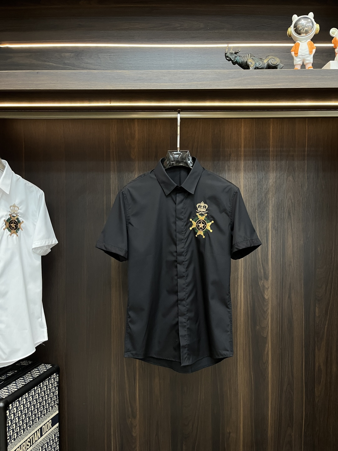 NO:849625,Mainly recommended D&G 2026 spring and summer new shirts Dolce & Gabbana men's essential short-sleeved shirts, top embroidered craft shirts, high-end light luxury boutique natural cotton shirts. Comfortable and breathable, original goods, original fabrics, soft and comfortable, high-end and luxurious upper body, enough grade for the scene, this shirt will make you satisfied and face-saving! Size 38-40-42-44-46-48  H2026 new model debut,,Dolce&Gabbana,Dolce&Gabbana,shirts,T-shirt,19860909主推 D&G 2026春夏新款衬衫杜嘉班纳男士必备款短袖衬衫,顶级刺绣工艺衬衫,高端轻奢精品天然纯棉衬衫.舒服透气,原单狠货,原版面料,柔软舒适,上身高端又奢华,足够场面的档次,这款衬衫无不骄傲的让你满意有面子! 尺码38-40-42-44-46-48 H2026新款首发,,Dolce&Gabbana,Dolce&Gabbana,shirts,T-shirt,,Men's clothing