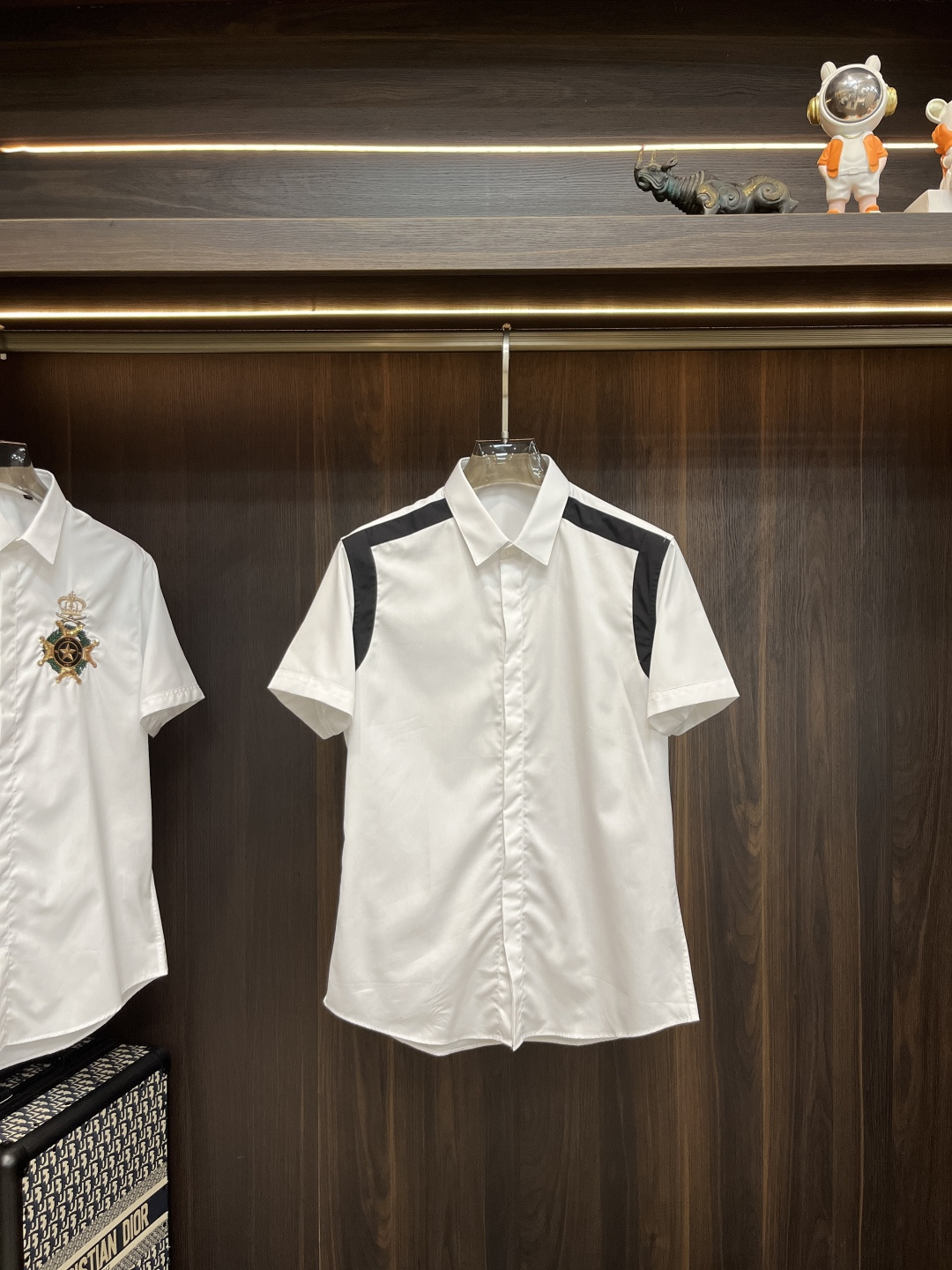 NO:849628,Mainly recommend Armani 2026 spring and summer new shirts. Armani men's essential short-sleeved shirts, top embroidery craft shirts, high-end light luxury boutique natural cotton shirts. Comfortable and breathable, original goods, original fabrics, soft and comfortable, high-end and luxurious upper body, enough class for the scene, this shirt will make you satisfied and face-saving! Size 38-40-42-44-46-48  H2026 new model debut,,armani,armani,shirts,T-shirt,19860909主推 Armani 2026春夏新款衬衫阿玛尼男士必备款短袖衬衫,顶级刺绣工艺衬衫,高端轻奢精品天然纯棉衬衫.舒服透气,原单狠货,原版面料,柔软舒适,上身高端又奢华,足够场面的档次,这款衬衫无不骄傲的让你满意有面子! 尺码38-40-42-44-46-48 H2026新款首发,,armani,armani,shirts,T-shirt,,Men's clothing