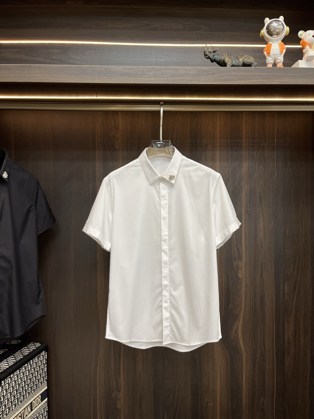NO:849602,Mainly recommend Dior 2026 spring and summer new shirts Dior men's essential short-sleeved shirts, top embroidery craft shirts, high-end light luxury boutique natural cotton shirts. Comfortable and breathable, original goods, original fabrics, soft and comfortable, high-end and luxurious upper body, enough class for the scene, this shirt will make you satisfied and look good! Size 38-40-42-44-46-48  H2026 new style debut,,dior,dior,shirts,T-shirt,19860909主推 Dior 2026春夏新款衬衫迪奥男士必备款短袖衬衫,顶级刺绣工艺衬衫,高端轻奢精品天然纯棉衬衫.舒服透气,原单狠货,原版面料,柔软舒适,上身高端又奢华,足够场面的档次,这款衬衫无不骄傲的让你满意有面子! 尺码38-40-42-44-46-48 H2026新款首发,,dior,dior,shirts,T-shirt,,Men's clothing