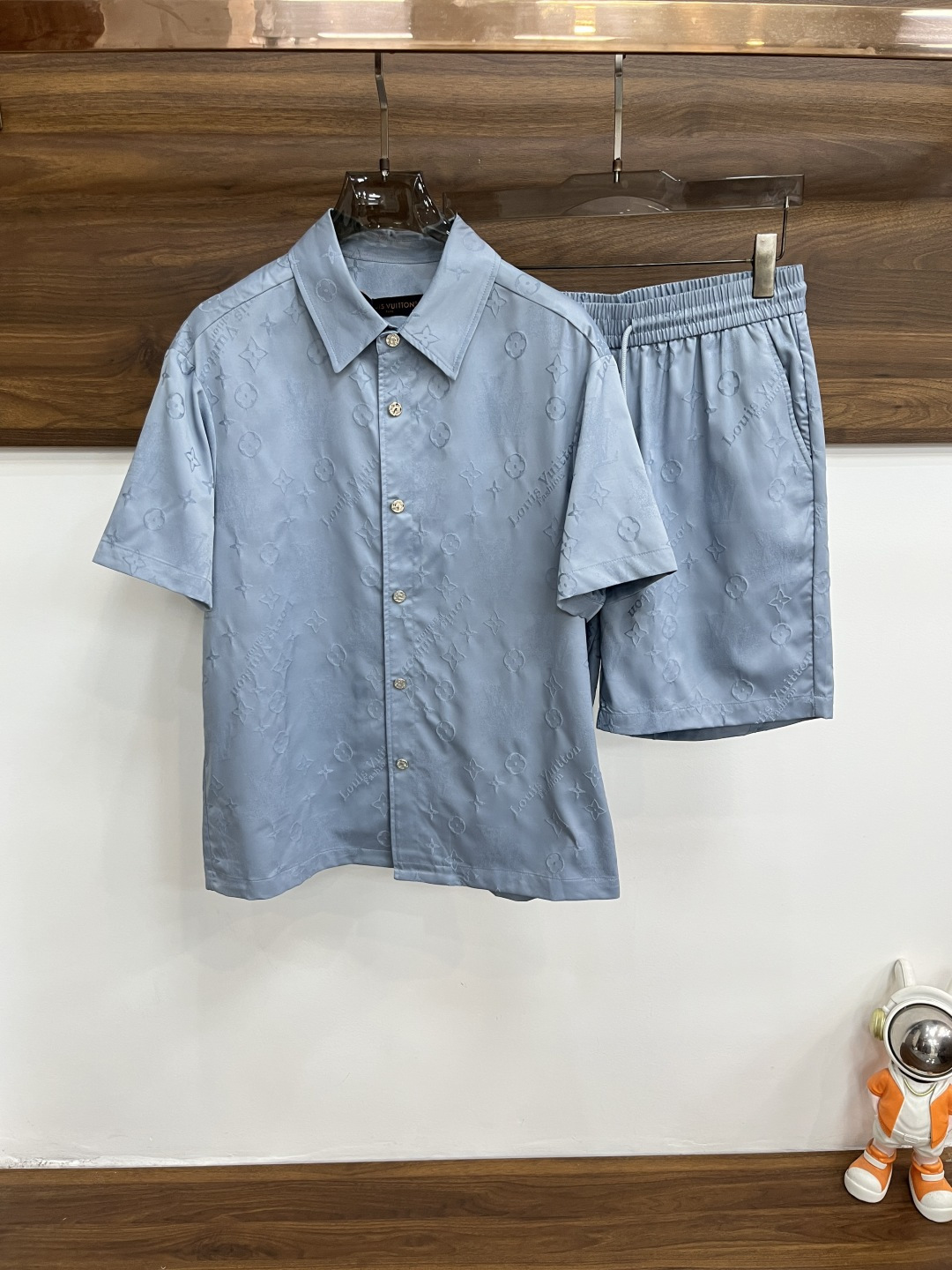 NO:914919,LV spring new short-sleeved donkey brand lapel short-sleeved shorts suit, cotton and linen fiber shorts suit, the upper body effect is great, a leisure holiday boutique!  Light luxury style, simple and elegant!  Size M-XXXL H2026 new model debut,,louis vuitton,louis vuitton,shorts,T-shirt,19860909LV 春季新款短袖驴牌翻领短袖短裤套装,棉麻纤维面料短裤套装,上身效果非常棒,休闲度假精品！轻奢风格简约大气！ 尺码M-XXXL H2026新款首发,,louis vuitton,louis vuitton,shorts,T-shirt,,Men's clothing