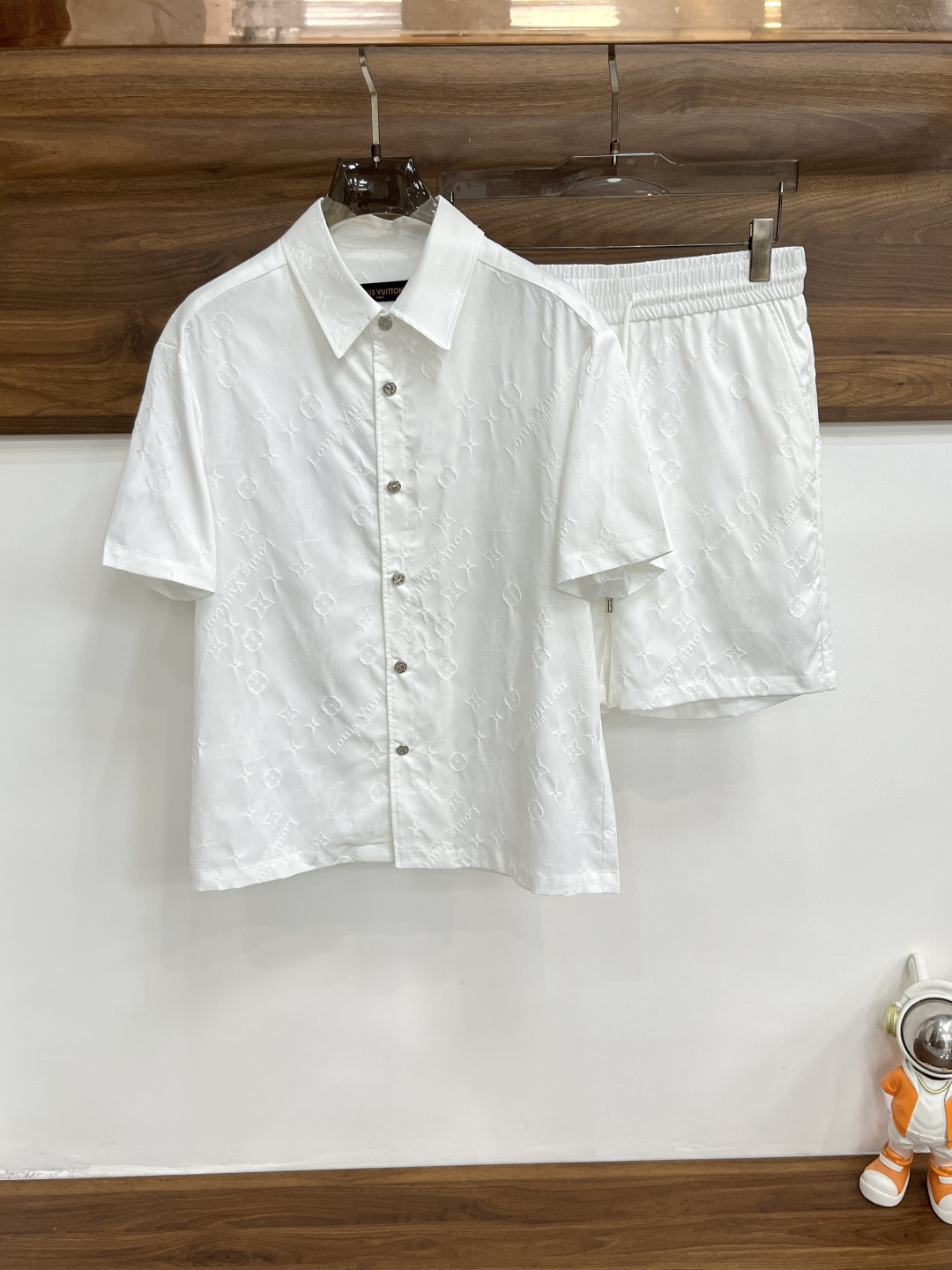 NO:914916,Mainly recommend LV's new spring short-sleeved donkey brand lapel short-sleeved shorts suit, cotton and linen fiber shorts suit, the upper body effect is great, leisure and vacation boutique!  Light luxury style, simple and elegant!  Size M-XXXL H2026 new model debut,,louis vuitton,louis vuitton,shorts,T-shirt,19860909主推 LV 春季新款短袖驴牌翻领短袖短裤套装,棉麻纤维面料短裤套装,上身效果非常棒,休闲度假精品！轻奢风格简约大气！ 尺码M-XXXL H2026新款首发,,louis vuitton,louis vuitton,shorts,T-shirt,,Men's clothing