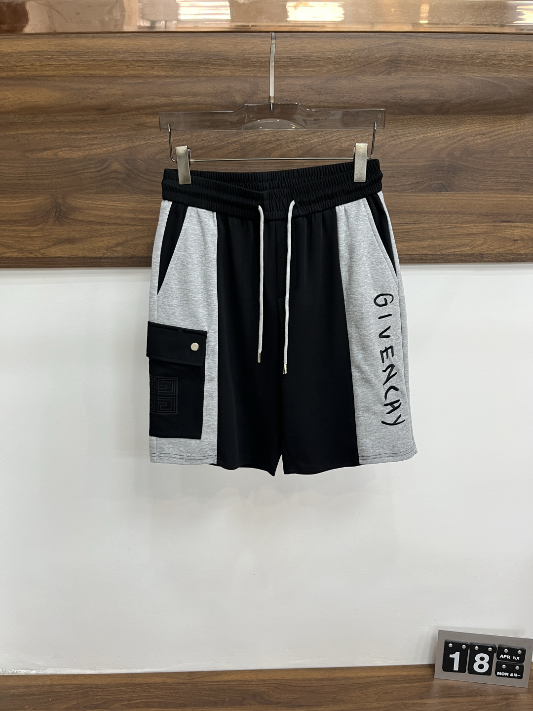 NO:838619,Mainly recommended Givenchy Givenchy 2026 summer new latest short-sleeved products with all three labels, available at counters simultaneously, original goods, fashionable original imported technical fabrics, upper body comfortable and breathable, original customized hardware accessories, handsome and stylish upper body, complete with three labels, recommended style, extremely high grade, purchasing code number M-3XL, maximum wear 195 pounds H2026 new model debut,,givenchy,givenchy,T-shirt,19860909主推 Givenchy 纪梵希 三标齐全2026夏季新款最新品短袖,专柜同步有售,原单狠货,时尚进口原版科技面料,上身舒适透气,原版定制五金辅料,上身帅气有型,三标齐全,推荐款,档次极高,代购级码数M-3XL,最大穿195斤 H2026新款首发,,givenchy,givenchy,T-shirt,,Men's clothing
