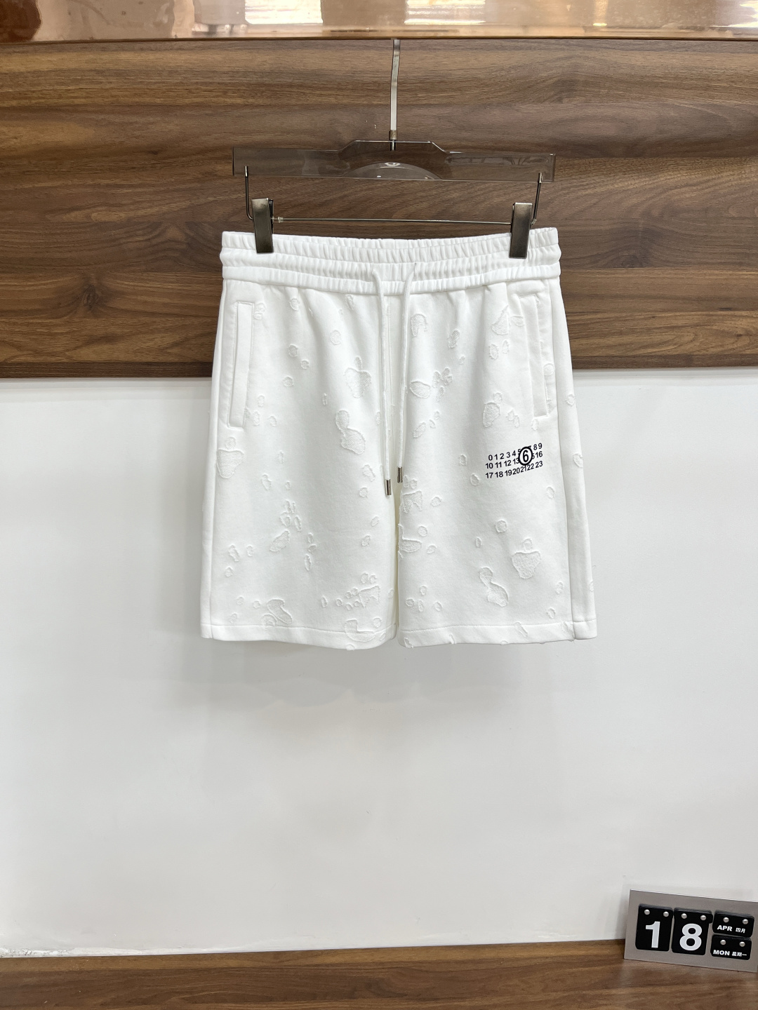 NO:834134,Mainly recommend Margiela 2026 summer new and latest short-sleeves with all three labels, available at counters simultaneously, original goods, fashionable imported original technical fabrics, upper body comfortable and breathable, original customized hardware accessories, handsome and stylish upper body, complete with three labels, recommended style, extremely high grade, purchasing code number M-3XL, maximum wear 195 pounds H2026 new model debut, masion margiela, T-shirt,19860909主推 马吉拉 三标齐全2026夏季新款最新品短袖,专柜同步有售,原单狠货,时尚进口原版科技面料,上身舒适透气,原版定制五金辅料,上身帅气有型,三标齐全,推荐款,档次极高,代购级码数M-3XL,最大穿195斤 H2026新款首发,,masion margiela,T-shirt,,Men's clothing
