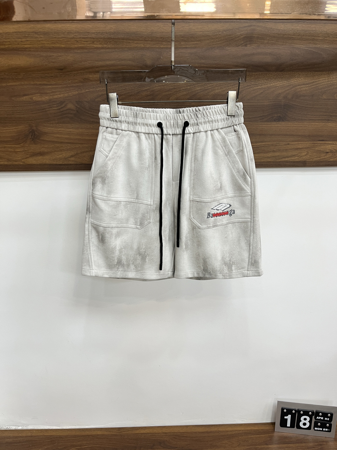 NO:834150,Mainly recommended Balenciaga Balenciaga 2026 summer new latest short-sleeved products with complete three standards, available at the same time at counters, original orders, stylish imported original technical fabrics, comfortable and breathable upper body, original customized hardware accessories, handsome and stylish upper body, complete with three standards, recommended style, extremely high grade, purchasing code number M-3XL, maximum wear 195 pounds H2026 new model debut,, balenciaga, balenciaga, T-shirt,19860909主推 Balenciaga 巴黎世家 三标齐全2026夏季新款最新品短袖,专柜同步有售,原单狠货,时尚进口原版科技面料,上身舒适透气,原版定制五金辅料,上身帅气有型,三标齐全,推荐款,档次极高,代购级码数M-3XL,最大穿195斤 H2026新款首发,,balenciaga,balenciaga,T-shirt,,Men's clothing