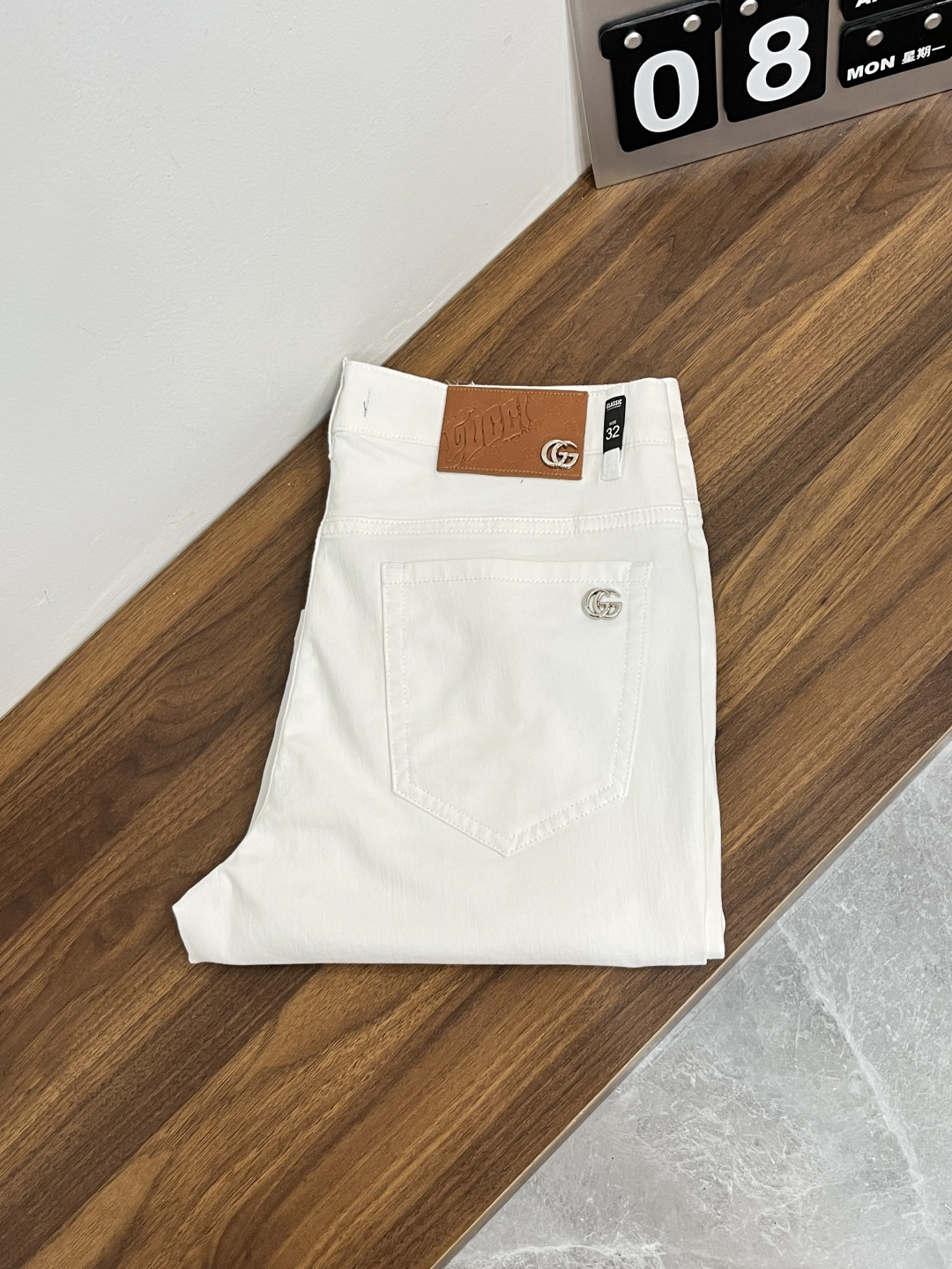 NO:837054,The main recommendation is Gucci's exclusive new Gucci trendy men's fashionable casual denim shorts, high-end European original trousers, trendy and fashionable casual trousers. They are highly breathable and comfortable, with impeccable details. The brand element design concept reflects high quality. It presents casual tailoring and an awesome upper body shape!  Code number 29-38 (no 35 37) H2026 new model debut,,gucci,shorts,19860909主推 Gucci 独家专供新款古奇潮男时尚休闲牛仔短裤,高端欧版原单裤子,潮流时尚休闲裤子 透气舒适度高,细节无可挑剔,品牌元素设计理念,体现高品质.呈现休闲裁剪,上身版型超赞！ 码数29-38（无35 37） H2026新款首发,,gucci,shorts,,Men's clothing