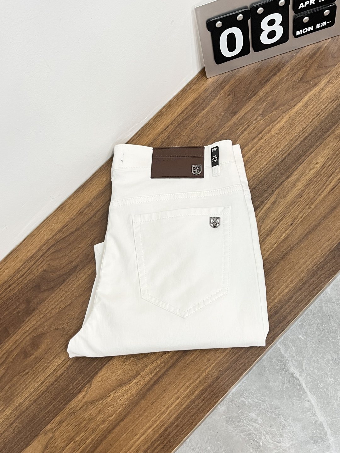 NO:849615,The main recommendation is Dior's exclusive new Dior fashionable casual denim shorts for men, high-end European original trousers, trendy and fashionable casual trousers. They are highly breathable and comfortable, with impeccable details. The brand element design concept reflects high quality. It presents casual tailoring and an awesome upper body shape!  Code number 29-38 (no 35 37) H2026 new model debut, dior, dior, shorts,19860909主推 Dior 独家专供新款迪奥潮男时尚休闲牛仔短裤,高端欧版原单裤子,潮流时尚休闲裤子 透气舒适度高,细节无可挑剔,品牌元素设计理念,体现高品质.呈现休闲裁剪,上身版型超赞！ 码数29-38（无35 37） H2026新款首发,,dior,dior,shorts,,Men's clothing