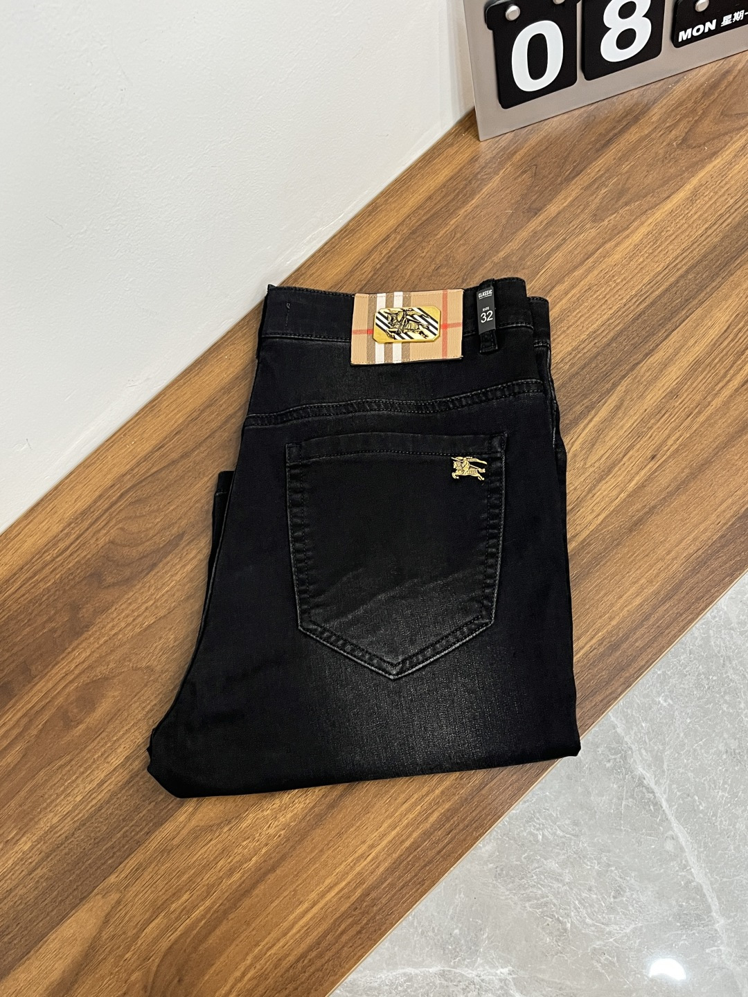 NO:849618,The main recommendation is Burberry's exclusive new Burberry men's fashionable casual denim shorts, high-end European original pants, trendy fashionable casual pants. They are highly breathable and comfortable, with impeccable details. The brand element design concept reflects high quality. It presents casual tailoring and an awesome upper body shape!  Code number 29-38 (no 35 37) H2026 new model debut,,burberry,burberry,shorts,19860909主推 Burberry 独家专供新款巴宝莉潮男时尚休闲牛仔短裤,高端欧版原单裤子,潮流时尚休闲裤子 透气舒适度高,细节无可挑剔,品牌元素设计理念,体现高品质.呈现休闲裁剪,上身版型超赞！ 码数29-38（无35 37） H2026新款首发,,burberry,burberry,shorts,,Men's clothing