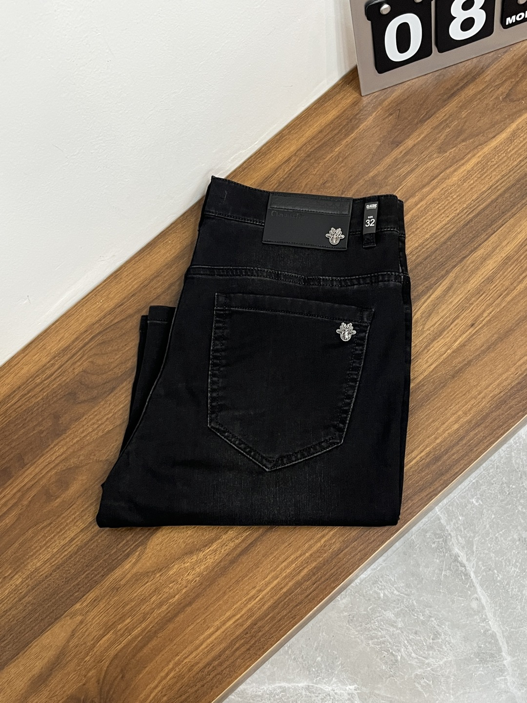 NO:849621,The main recommendation is Dior's exclusive new Dior fashionable casual denim shorts for men, high-end European original trousers, trendy and fashionable casual trousers. They are highly breathable and comfortable, with impeccable details. The brand element design concept reflects high quality. It presents casual tailoring and an awesome upper body shape!  Code number 29-38 (no 35 37) H2026 new model debut, dior, dior, shorts,19860909主推 Dior 独家专供新款迪奥潮男时尚休闲牛仔短裤,高端欧版原单裤子,潮流时尚休闲裤子 透气舒适度高,细节无可挑剔,品牌元素设计理念,体现高品质.呈现休闲裁剪,上身版型超赞！ 码数29-38（无35 37） H2026新款首发,,dior,dior,shorts,,Men's clothing