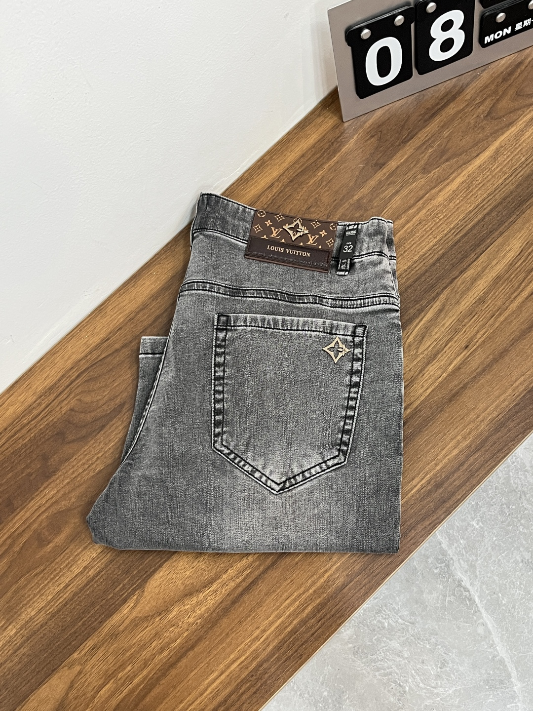 NO:849624,The main recommendation is Lv's exclusive supply of new donkey brand trendy men's fashionable casual denim shorts, high-end European original trousers, trendy fashionable casual trousers with high breathability and comfort, impeccable details, brand element design concept, reflecting high quality. Presenting casual tailoring, the upper body shape is awesome!  Code number 29-38 (no 35 37) H2026 new model debut,,louis vuitton,louis vuitton,shorts,19860909主推 Lv 独家专供新款驴牌潮男时尚休闲牛仔短裤,高端欧版原单裤子,潮流时尚休闲裤子 透气舒适度高,细节无可挑剔,品牌元素设计理念,体现高品质.呈现休闲裁剪,上身版型超赞！ 码数29-38（无35 37） H2026新款首发,,louis vuitton,louis vuitton,shorts,,Men's clothing