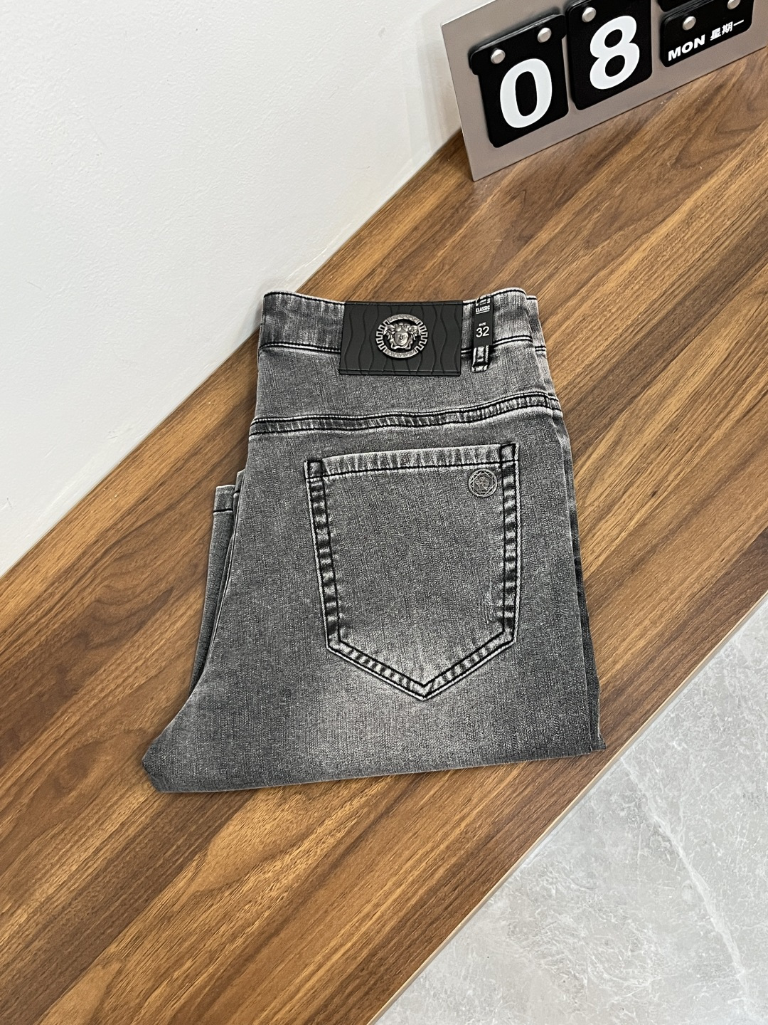NO:849601,The main recommendation is Versace's exclusive supply of the new Versace men's fashionable casual denim shorts, high-end European original trousers, trendy and fashionable casual trousers. They are highly breathable and comfortable, with impeccable details. The brand element design concept reflects high quality. It presents casual tailoring and an awesome upper body shape!  Code number 29-38 (no 35 37) H2026 new model debut,,versace,versace,shorts,19860909主推 Versace 独家专供新款范思哲潮男时尚休闲牛仔短裤,高端欧版原单裤子,潮流时尚休闲裤子 透气舒适度高,细节无可挑剔,品牌元素设计理念,体现高品质.呈现休闲裁剪,上身版型超赞！ 码数29-38（无35 37） H2026新款首发,,versace,versace,shorts,,Men's clothing