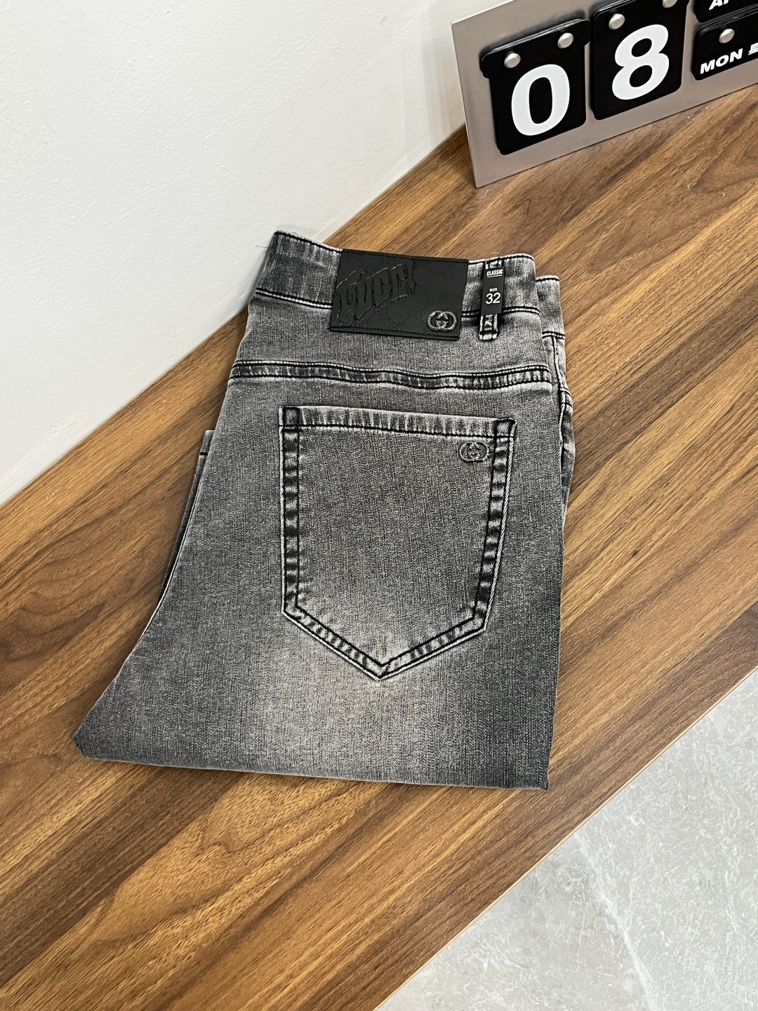 NO:849604,The main recommendation is Gucci's exclusive new Gucci trendy men's fashionable casual denim shorts, high-end European original trousers, trendy and fashionable casual trousers. They are highly breathable and comfortable, with impeccable details. The brand element design concept reflects high quality. It presents casual tailoring and an awesome upper body shape!  Code number 29-38 (no 35 37) H2026 new model debut,,gucci,shorts,19860909主推 Gucci 独家专供新款古奇潮男时尚休闲牛仔短裤,高端欧版原单裤子,潮流时尚休闲裤子 透气舒适度高,细节无可挑剔,品牌元素设计理念,体现高品质.呈现休闲裁剪,上身版型超赞！ 码数29-38（无35 37） H2026新款首发,,gucci,shorts,,Men's clothing